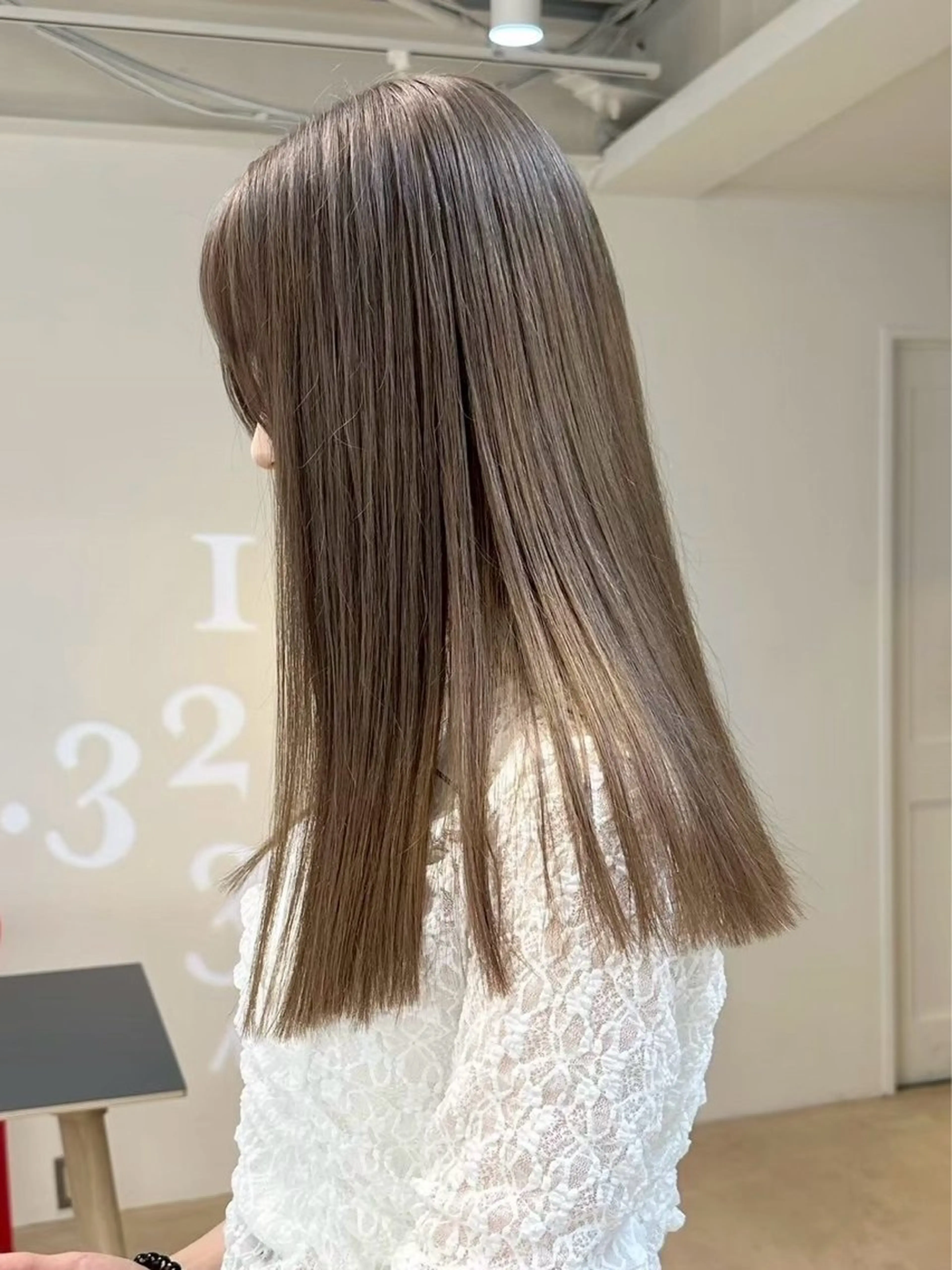 ロング HIKARI ブリーチ/ハイトーンのヘアスタイル