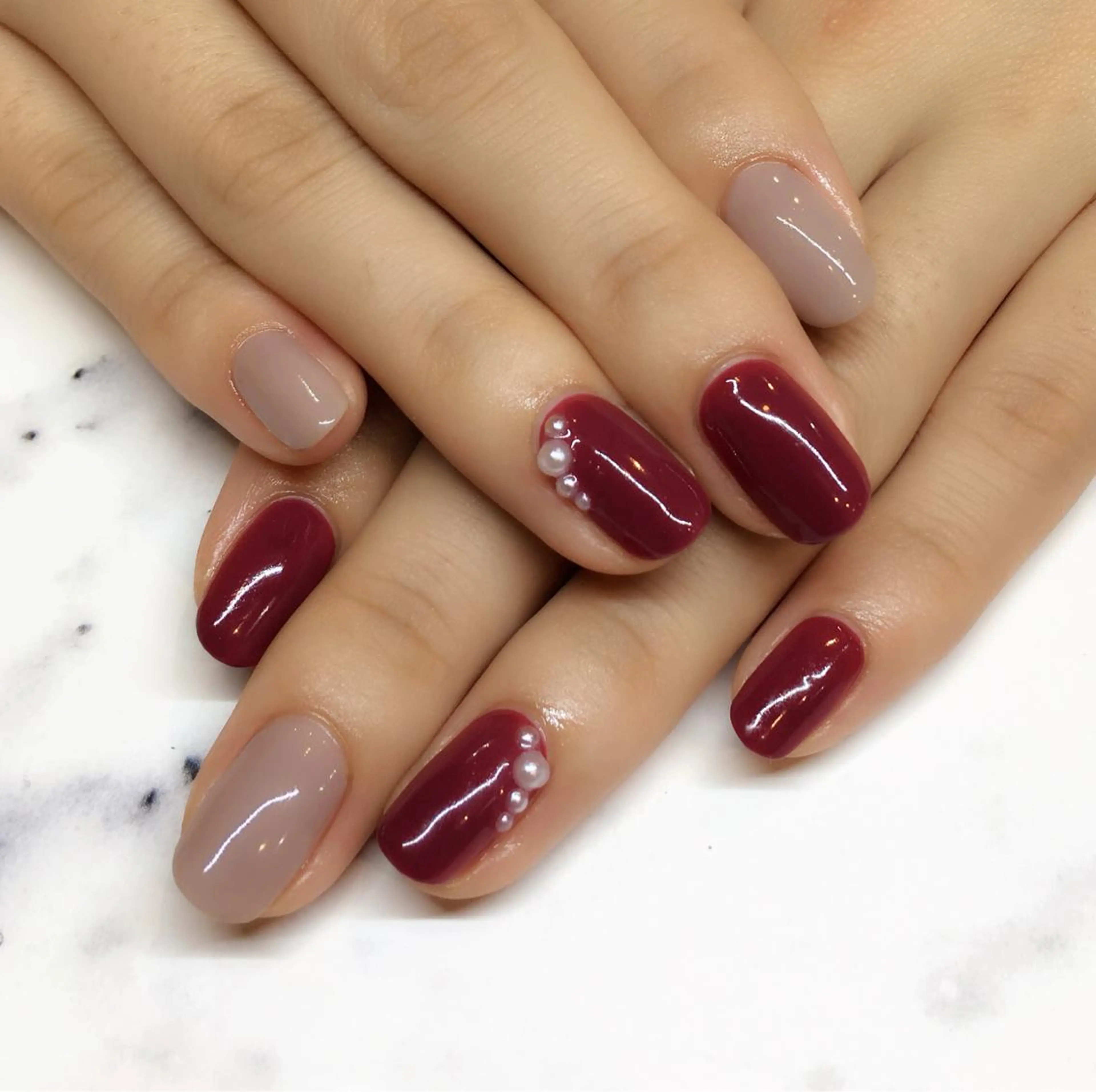 ネイル ワンカラーネイル 赤色 ストーンネイル nail salon Soeurのネイルデザイン