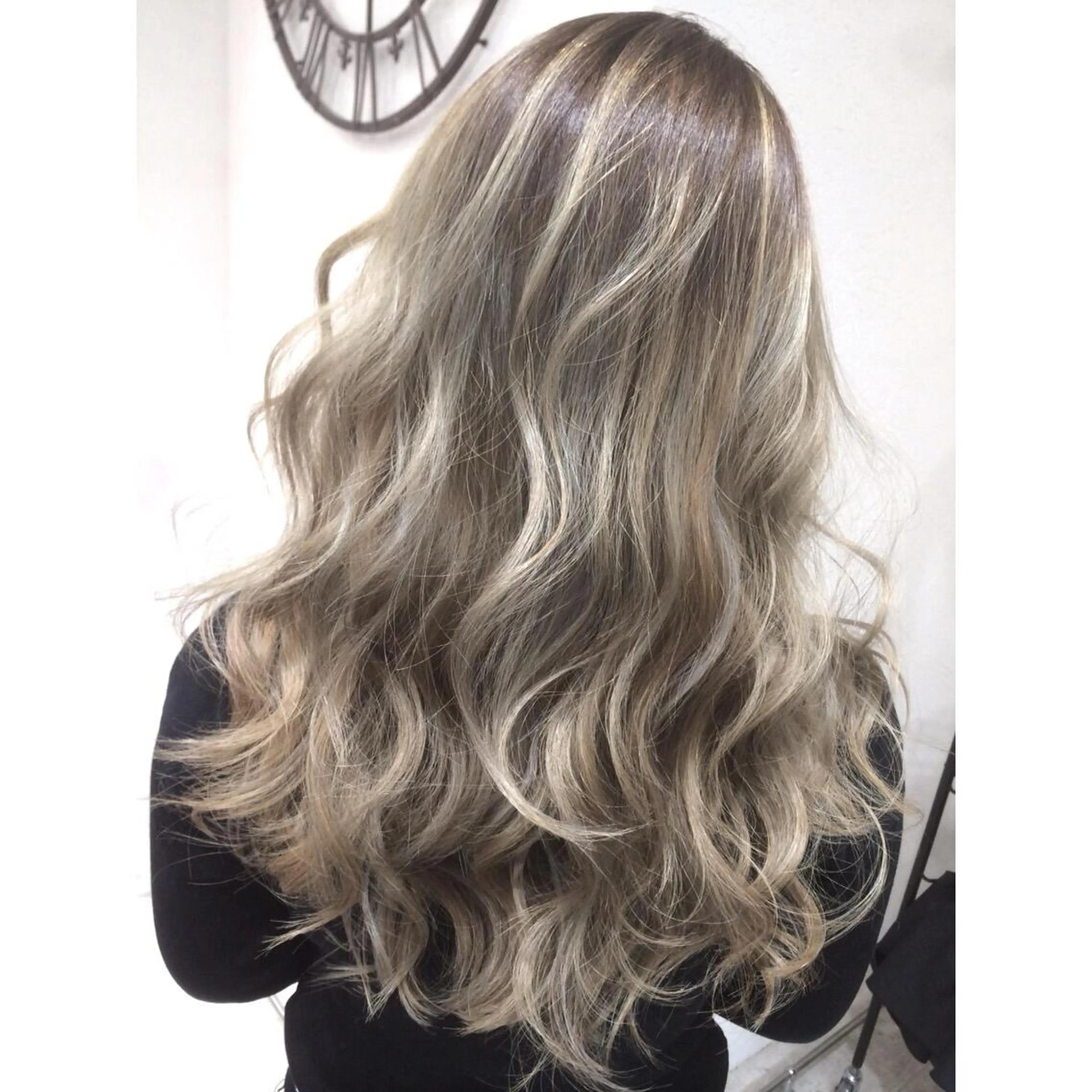 セミロング カラー バレイヤージュ シルバー レイヤーカット 井上 一平のヘアスタイル