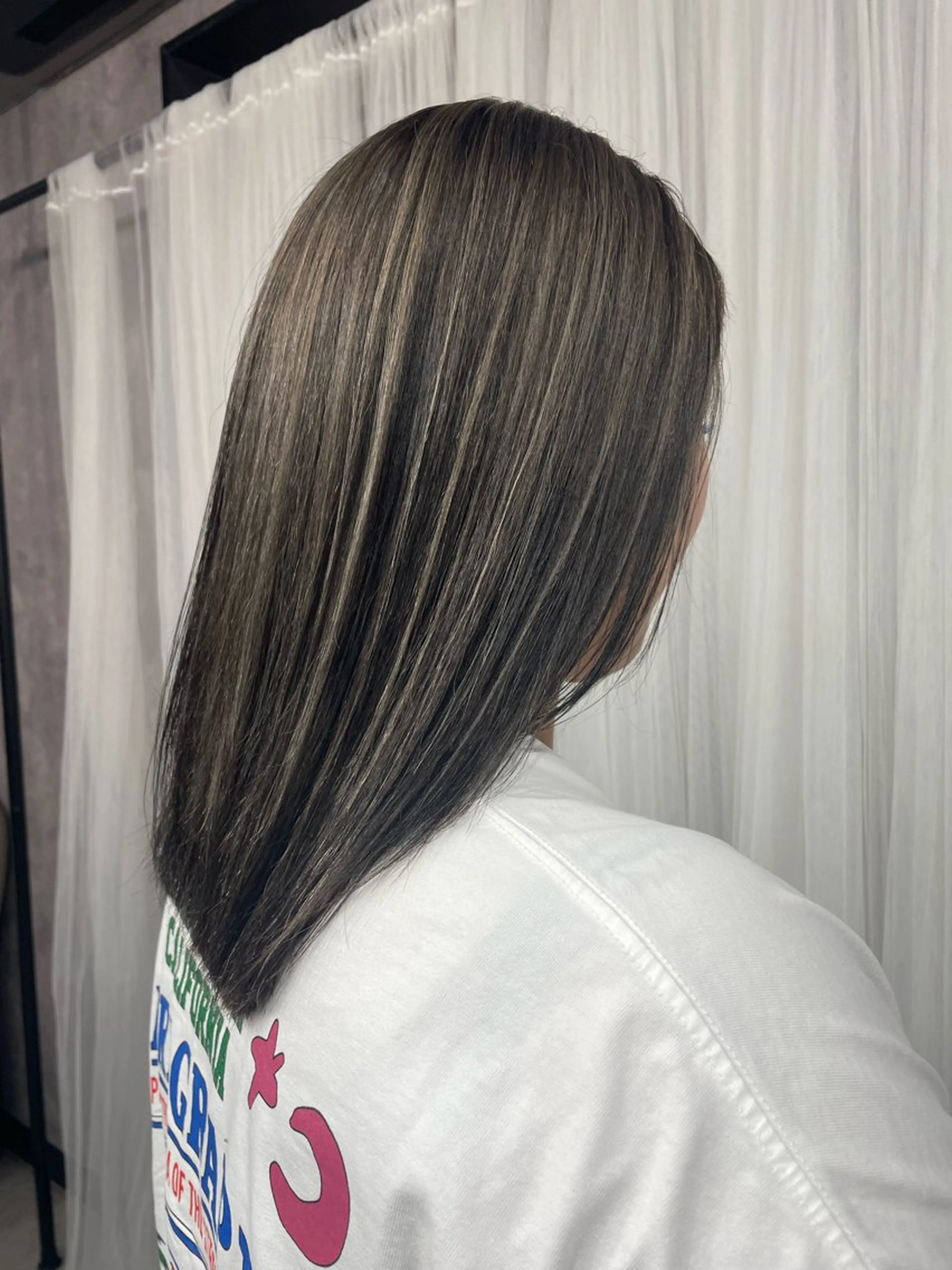 セミロング ハイライト ヘアカラー 手塚 由佳のヘアスタイル