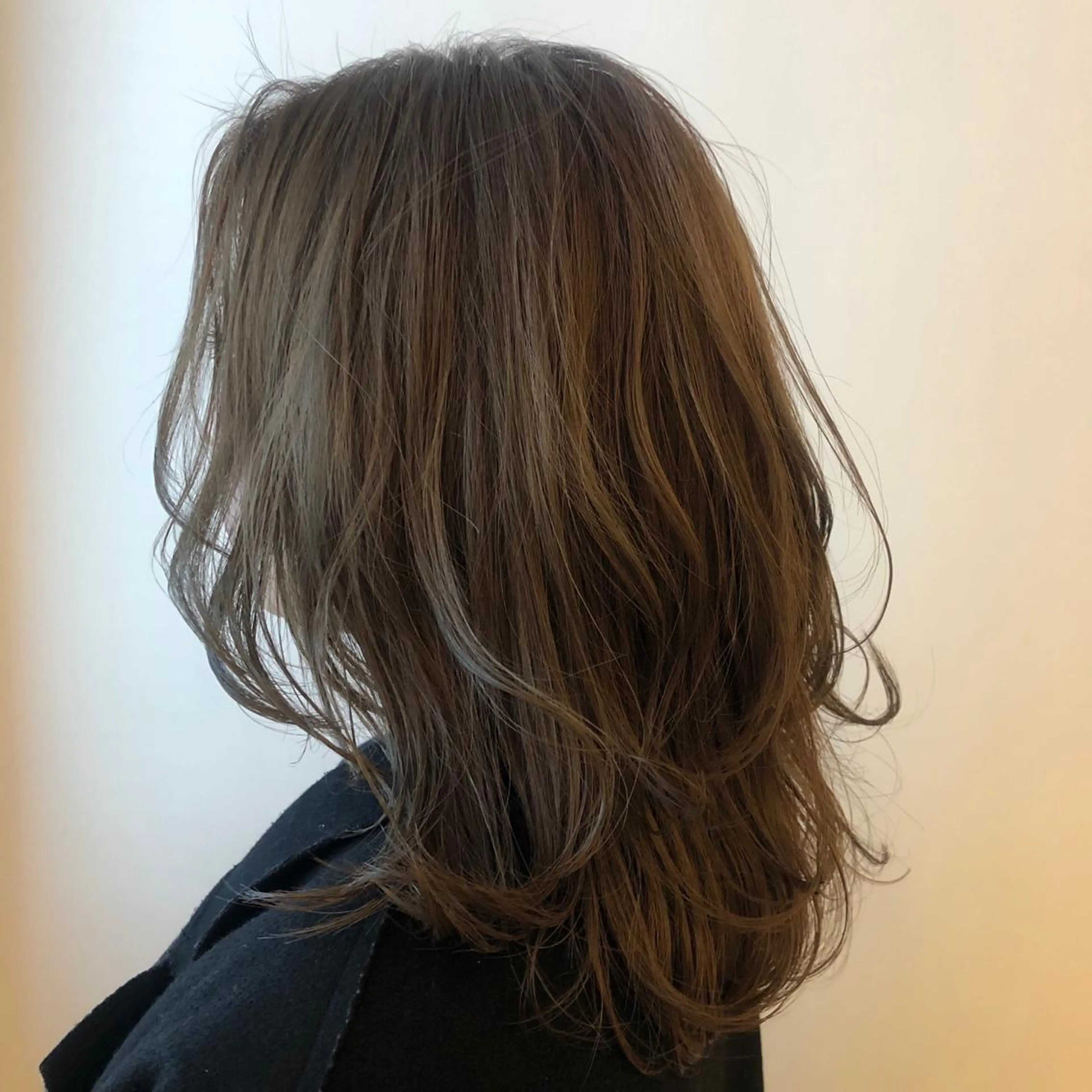 ミディアム カラー アッシュ ベージュカラー ハイライトカラー ハイライト 尾籠 美幸 （オゴモリ ミユキ）のヘアスタイル