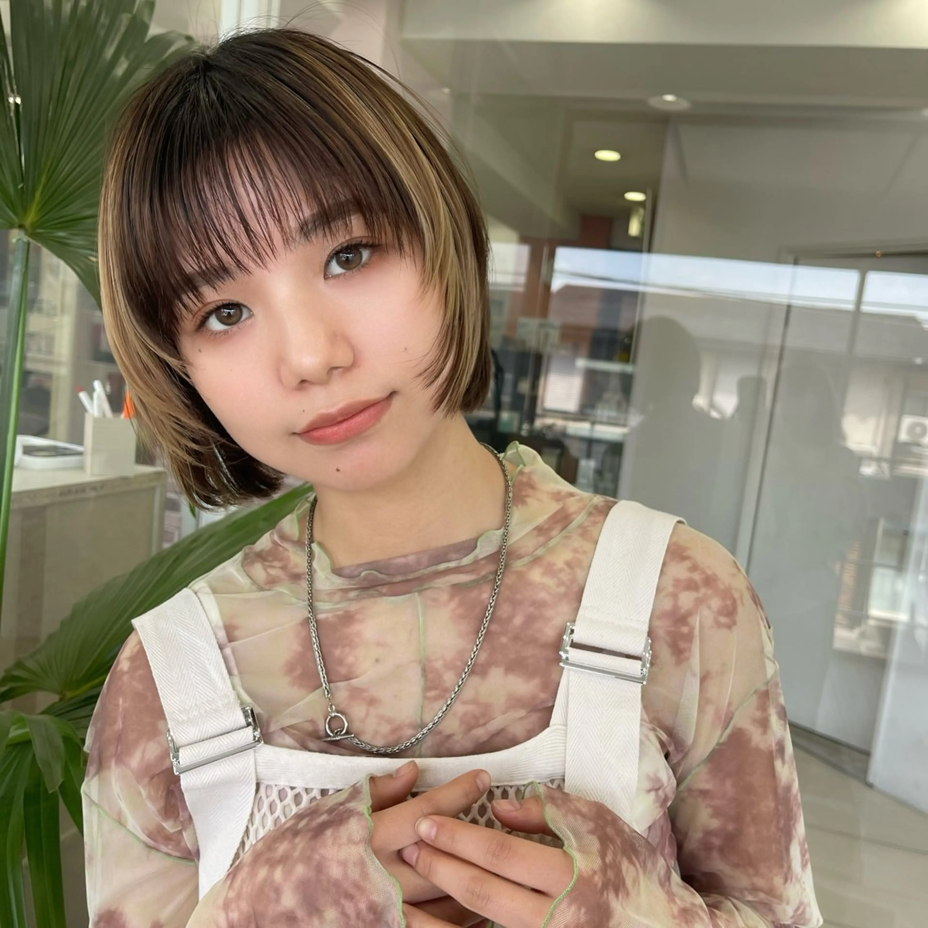 ショート カラー 中東 真子のヘアスタイル