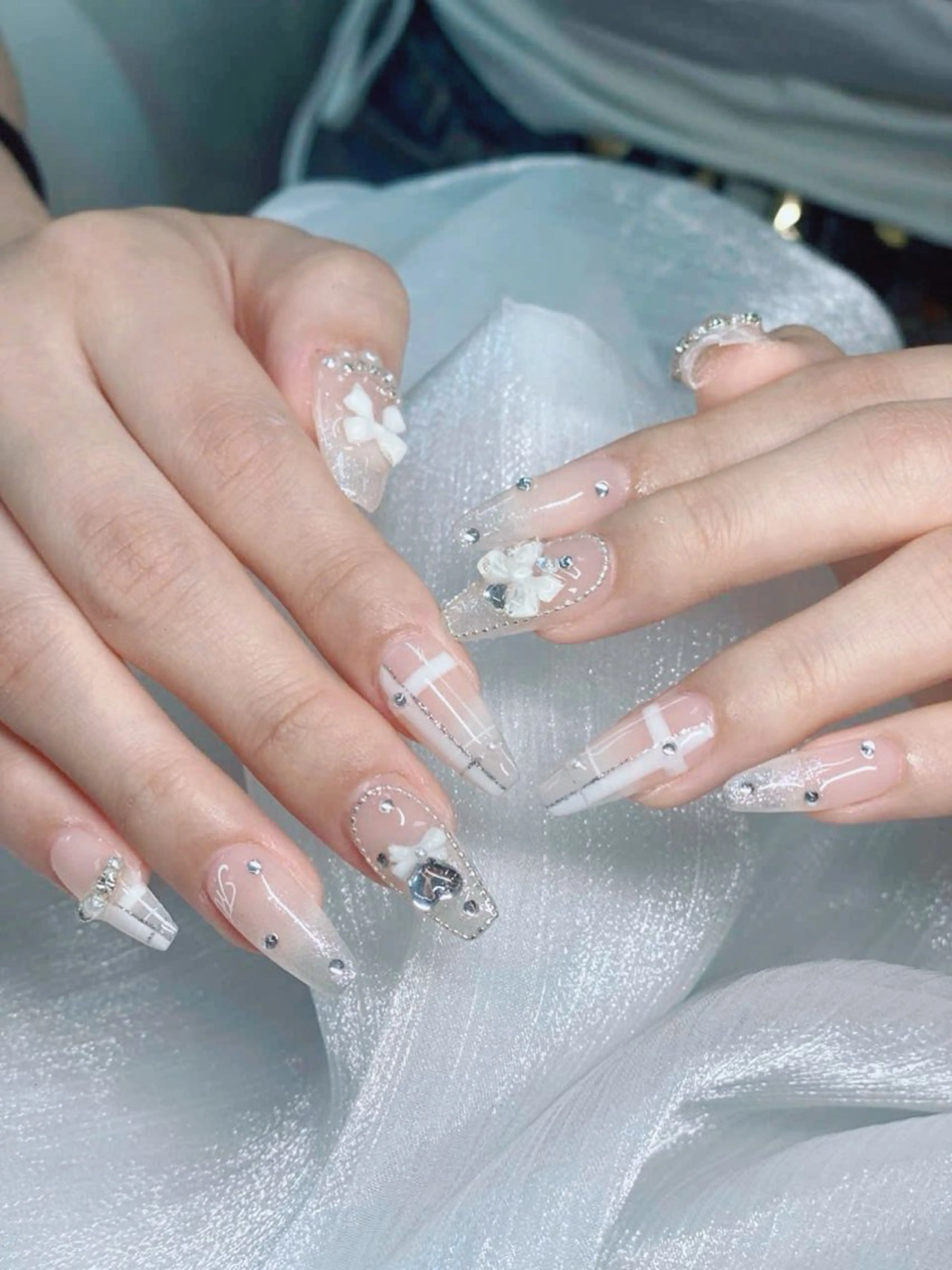 ネイル フレンチネイル グラデーション キラキラネイル 韓国ネイル マグネットネイル ハンドネイル ハンドケア Hara Nail 【パラジェル使用】のネイルデザイン