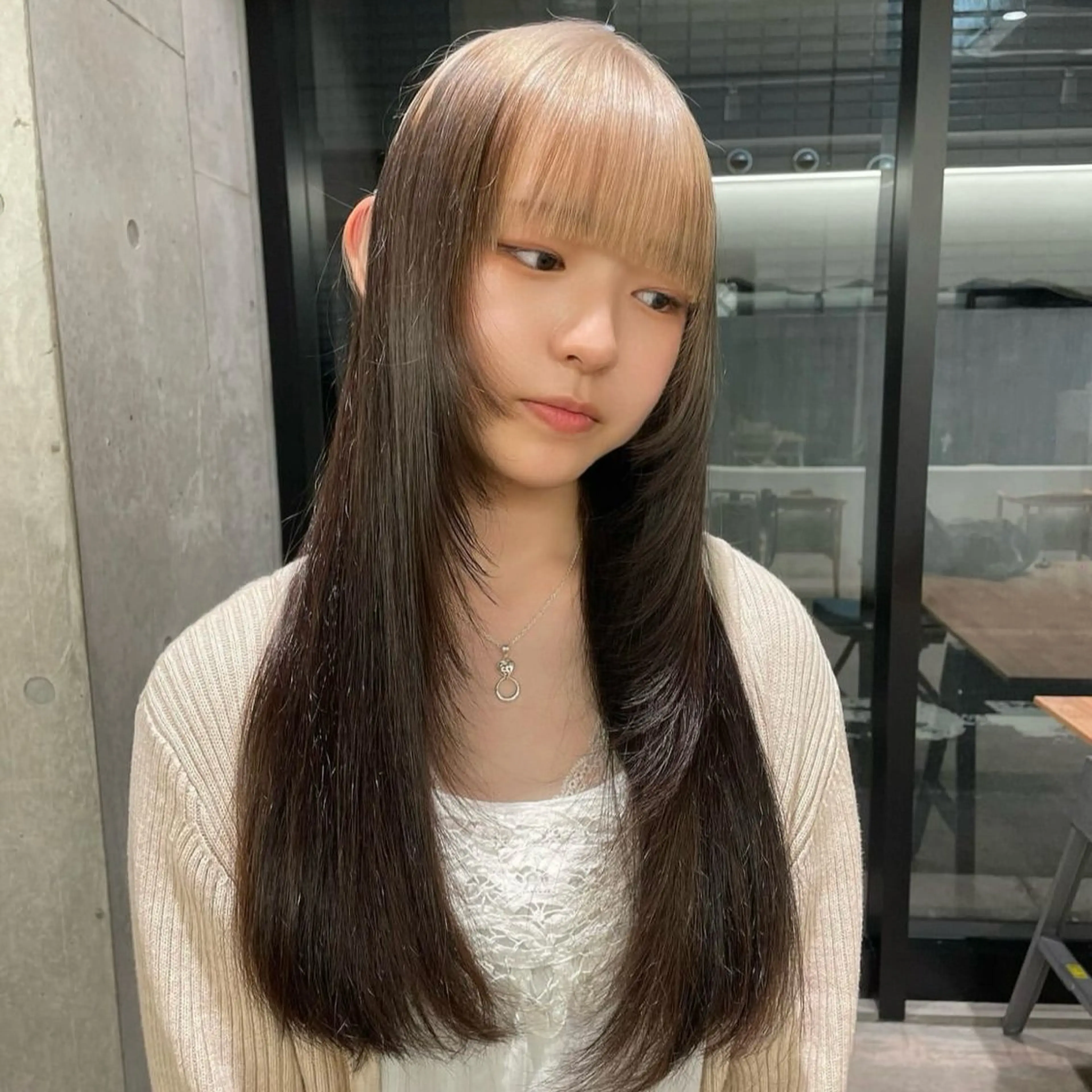 ロング カラー ロングレイヤー ベージュカラー デザインカラー 顔まわりレイヤー レイヤーカット カット ヘアカラー トリートメント Mizobe misakiのヘアスタイル