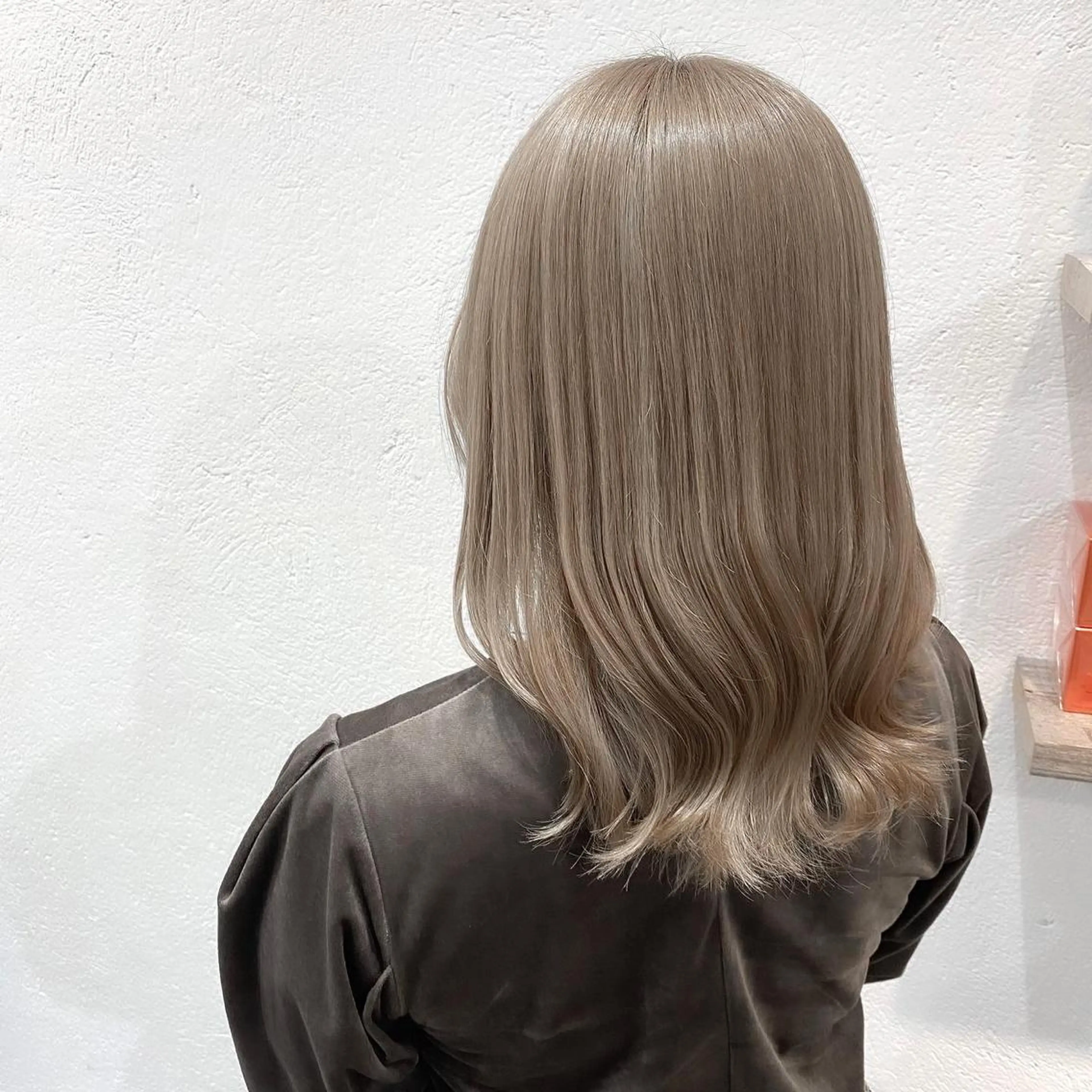 ミディアム ブリーチなしカラー/ 顔周りレイヤーカットのヘアスタイル