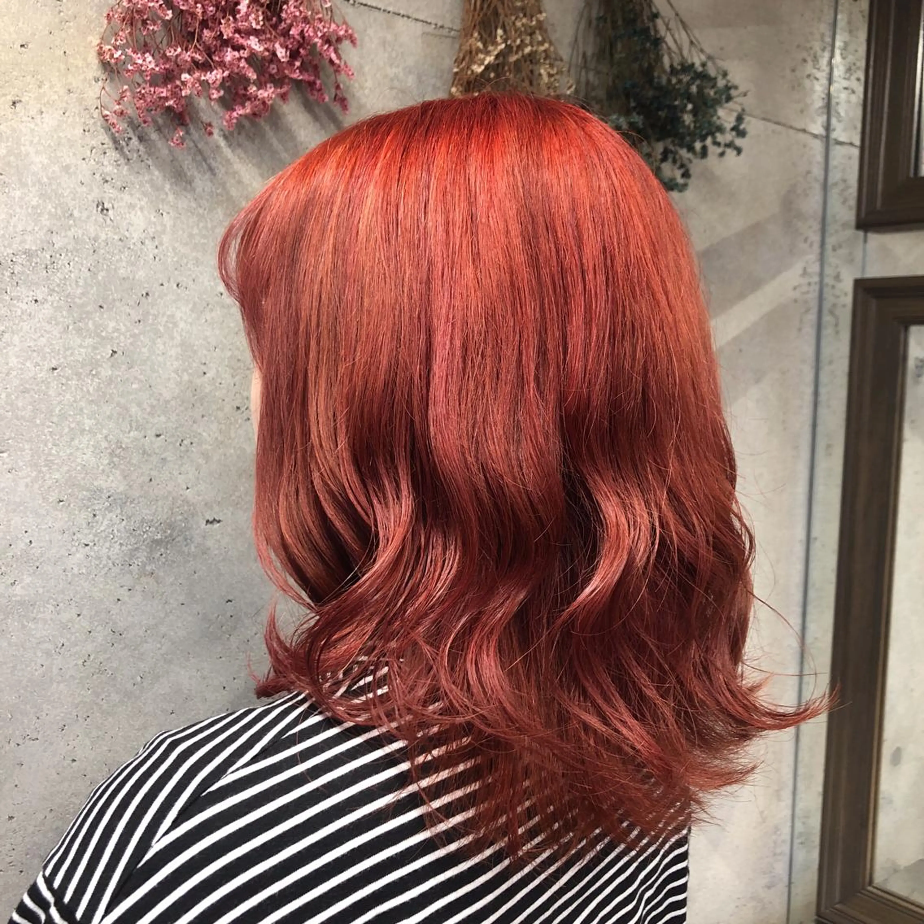 セミロング カラー レッドカラー wakana 【ブリーチカラー】のヘアスタイル