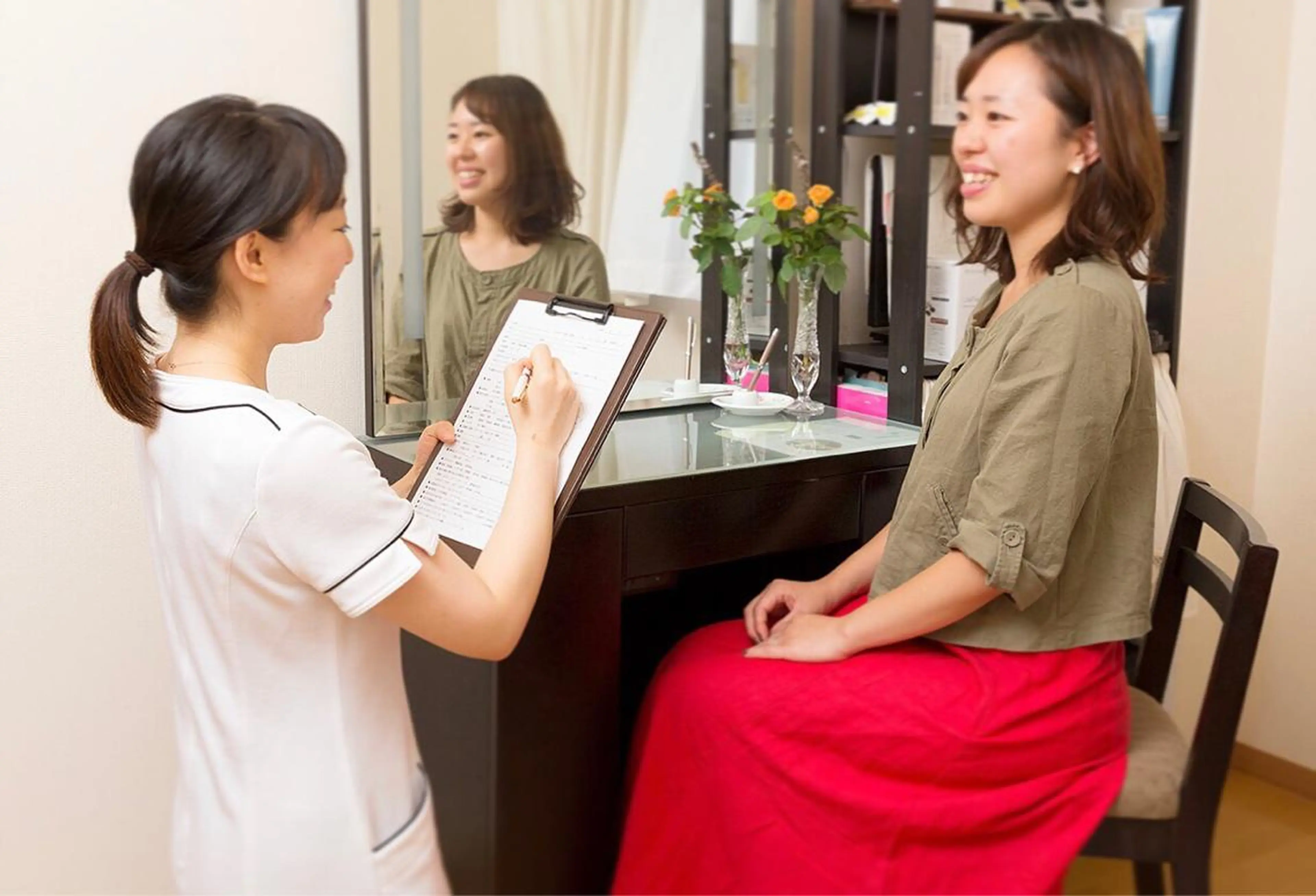 セミロング カラー パーマ ネイル マツエク・マツパ エステ リラク ニキビ跡専門サロン Ａｉｎａのエステ・リラクイメージ