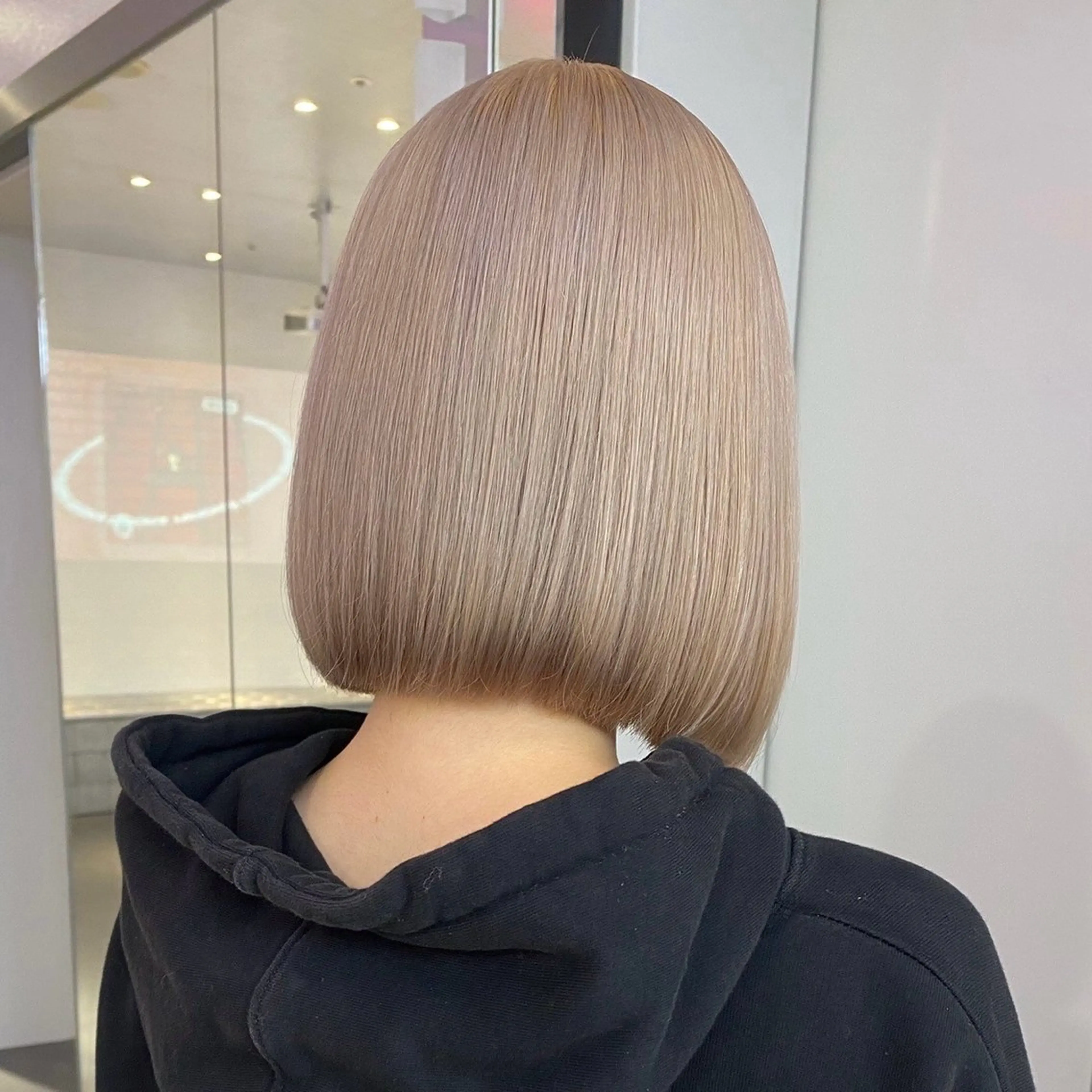 ショート カラー ベージュカラー ミルクティーベージュ ボブ ヘアカラー 🎀ハイトーン🎀 ケアブリーチmikuのヘアスタイル