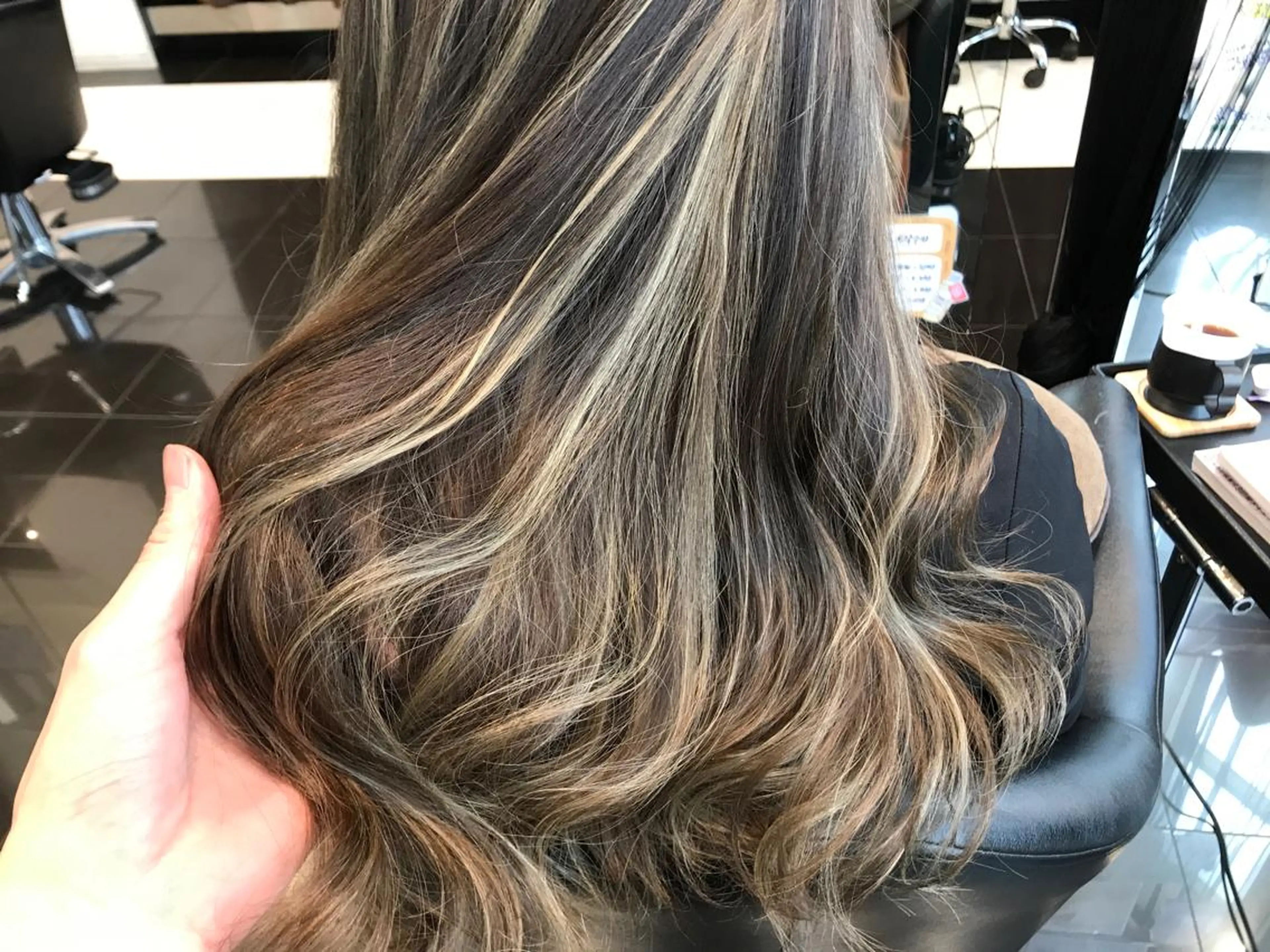 ロング カラー ブリーチ ハイライトカラー イルミナカラー 外国人風カラー ハイライト 💎馴染むエクステ ×カラーTOMO💎のヘアスタイル