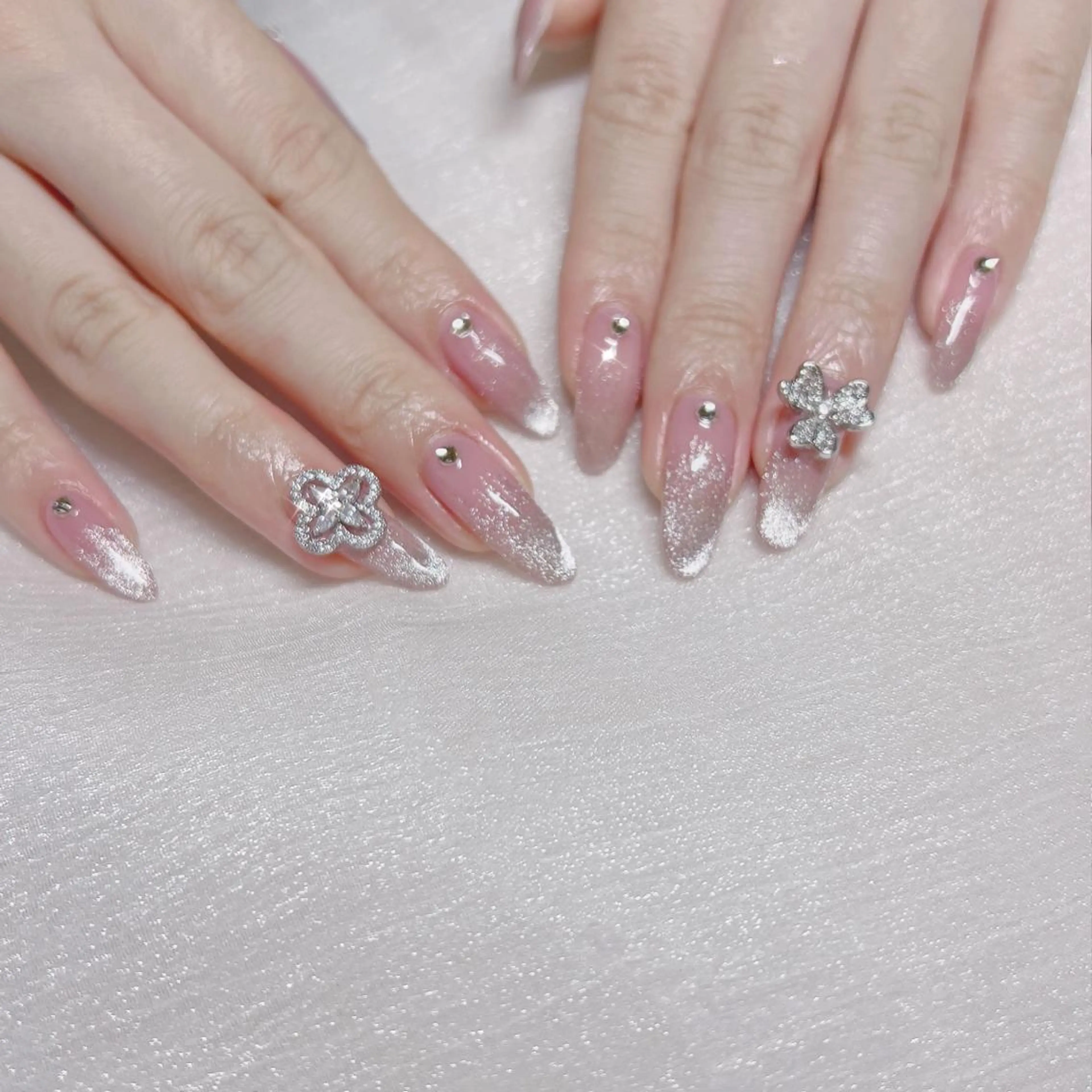 ネイル オーロラネイル フットネイル フレンチネイル ジェルネイル 韓国ネイル ハンドネイル ハンドケア 【ENサロン】 Rei🎀Nailのネイルデザイン