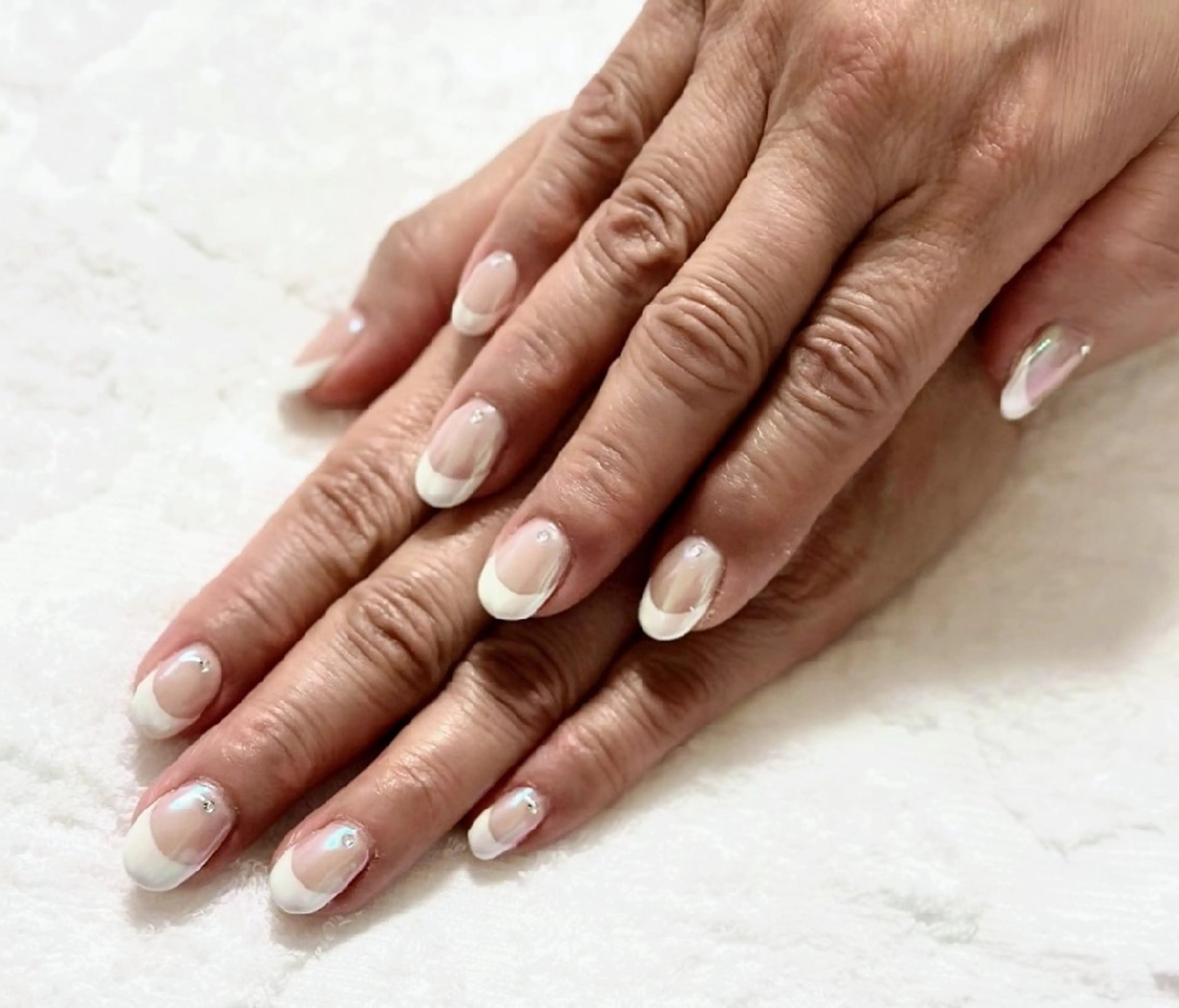 ネイル オーロラネイル フレンチネイル Meley HINAのネイルデザイン