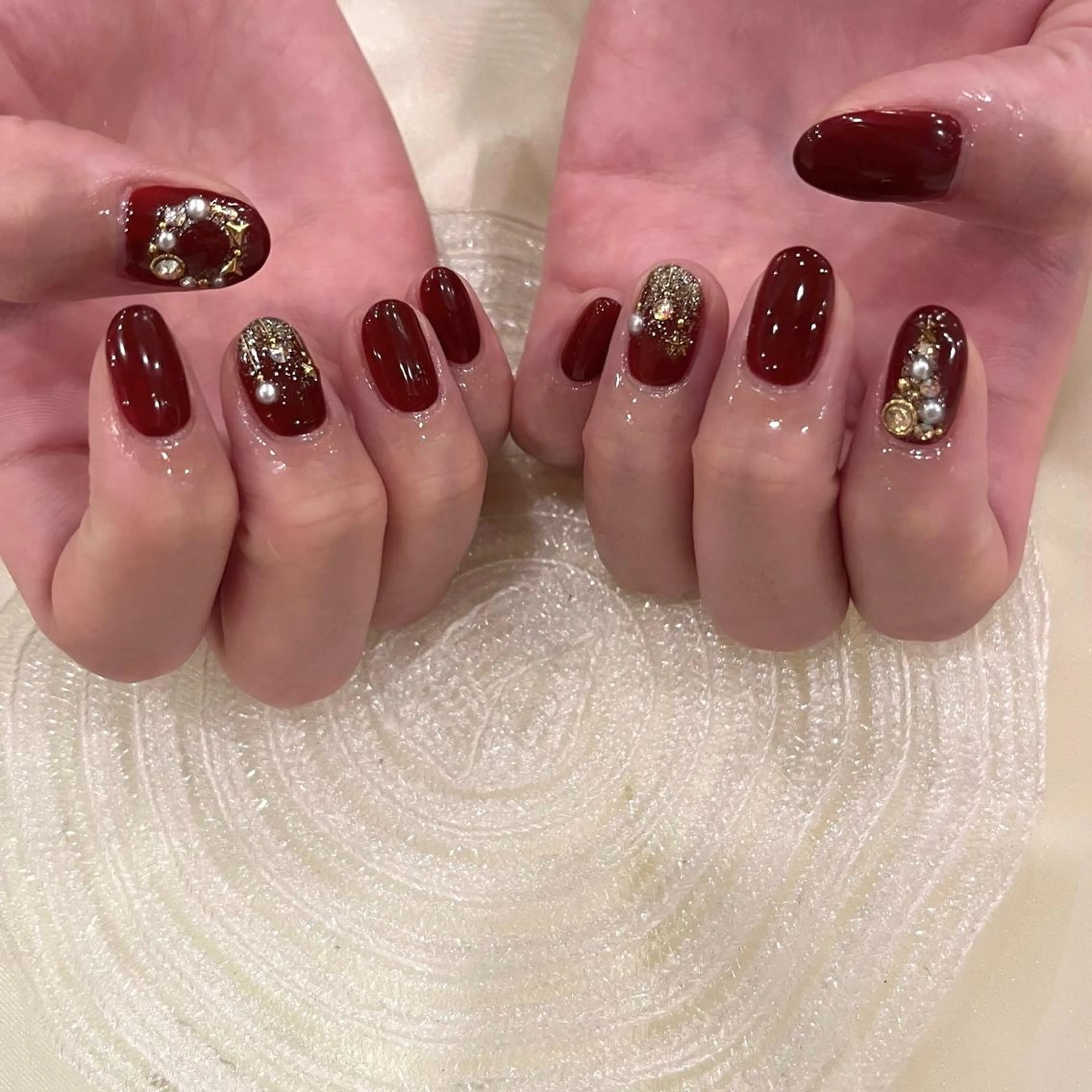 ネイル ボルドー ゴールド キラキラネイル ラメ(グリッター) 冬ネイル 坂本 望のネイルデザイン