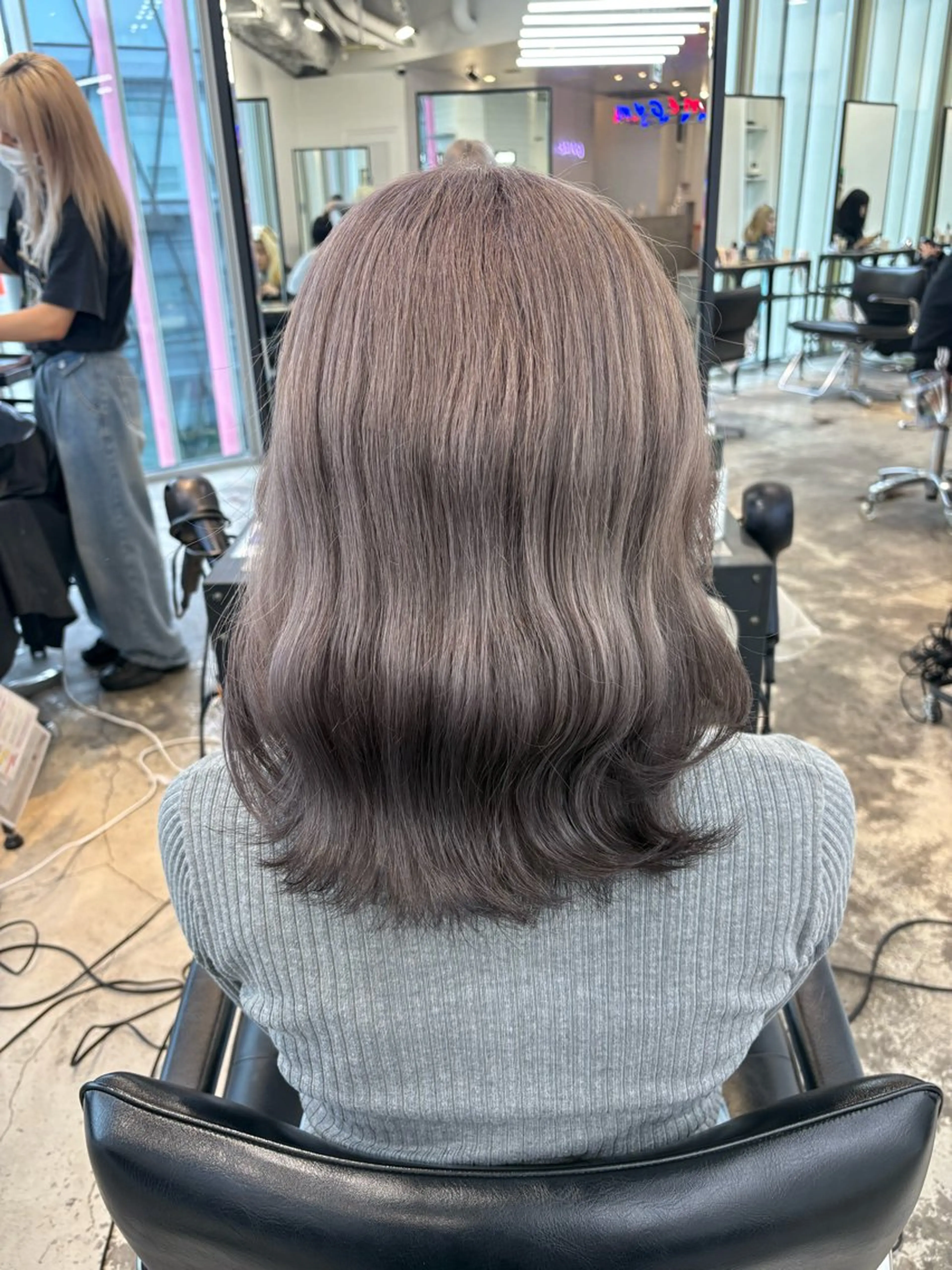 ミディアム カラー ヘアカラー トリートメント ハイトーン×デザイン 🪽🫧HIKARIのヘアスタイル