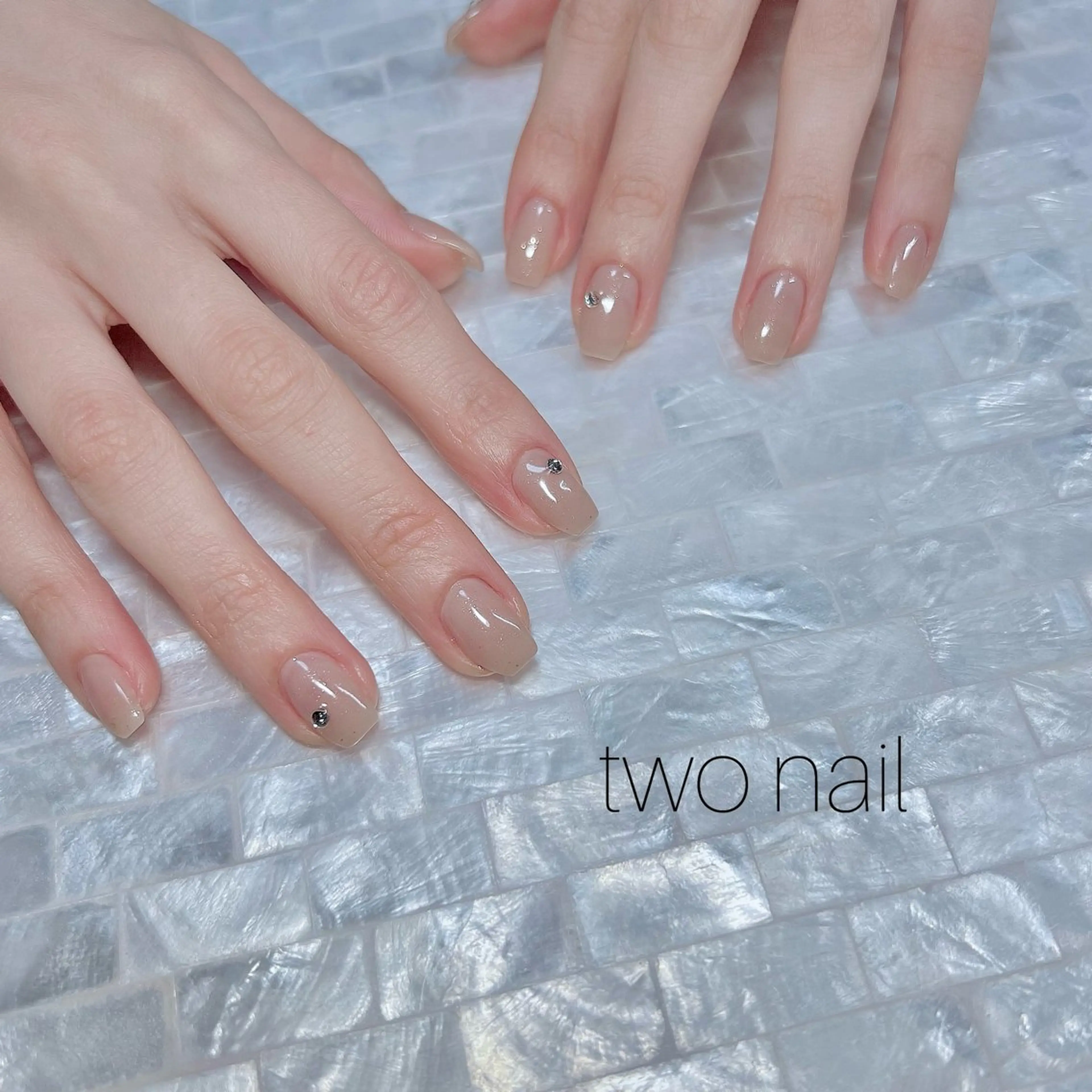 ネイル キラキラネイル ネイルチップ ホワイト ハンドネイル two nailのネイルデザイン