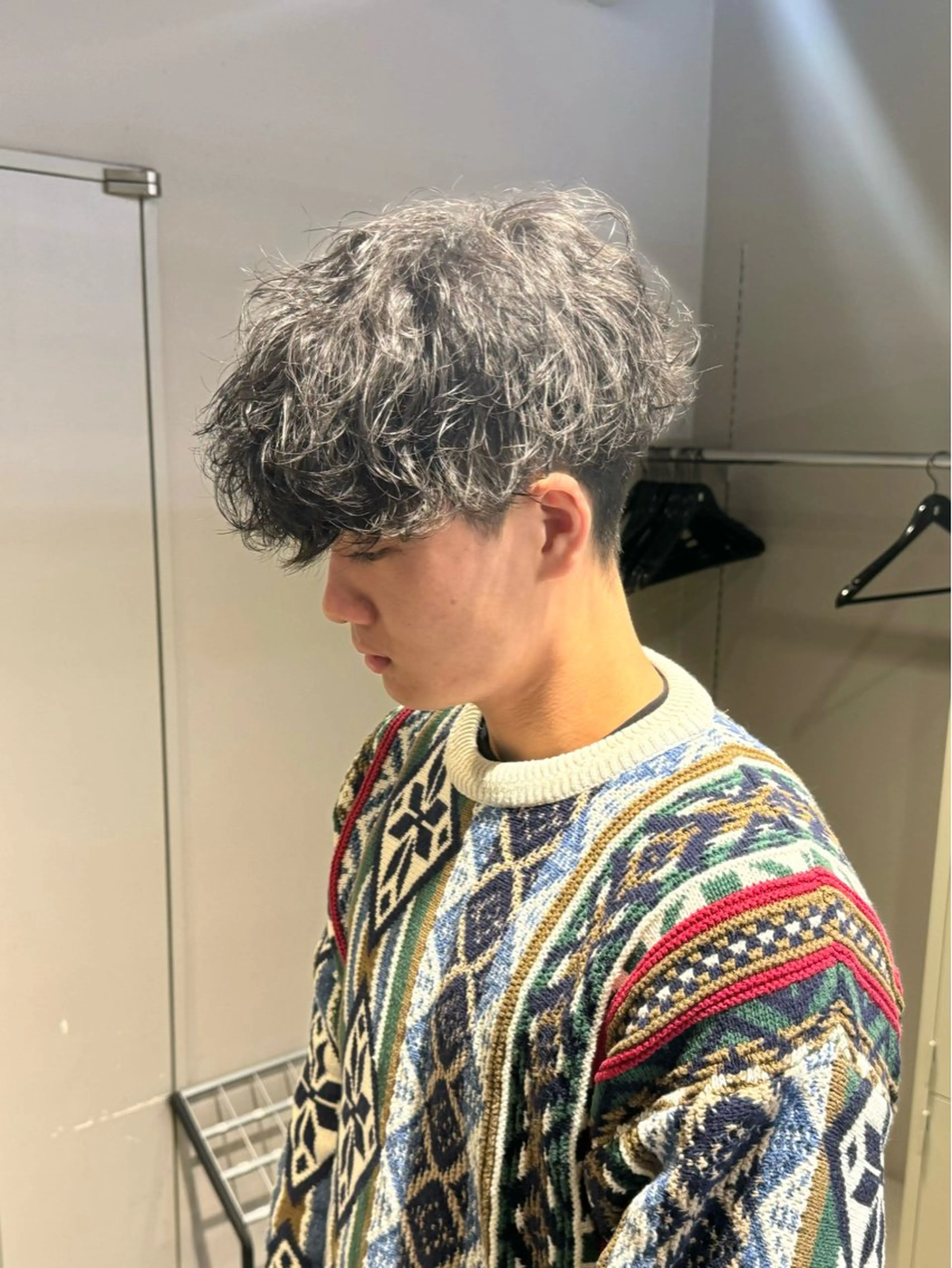ミディアム パーマ ヘアアレンジ メンズ ミディアムパーマ メンズパーマ ヘアカラー パーマ トリートメント ヘアセット 艶カラー の達人のヘアスタイル