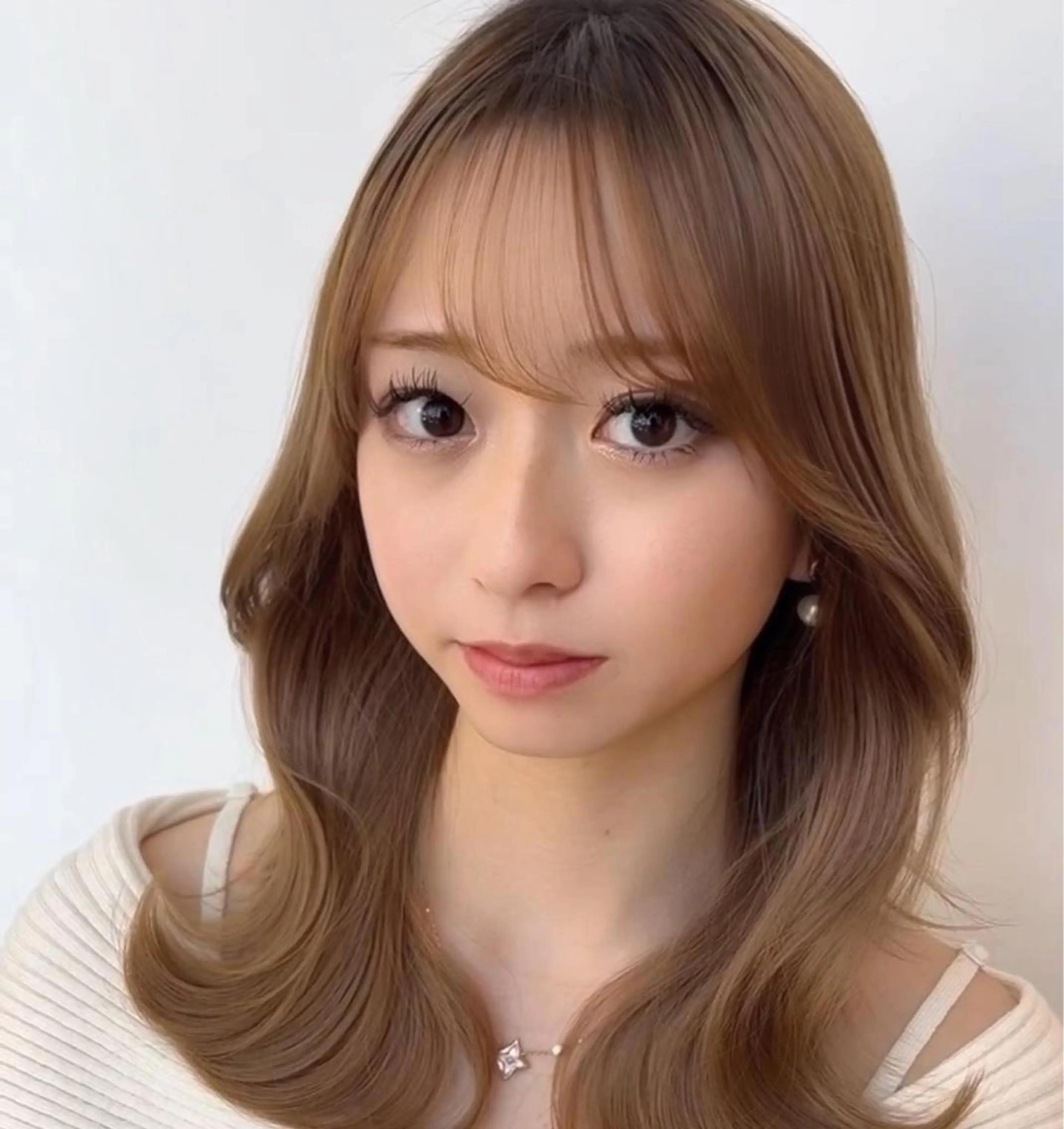 ミディアム カット ヘアカラー トリートメント レイヤーカット/ 顔まわり/アオイのヘアスタイル