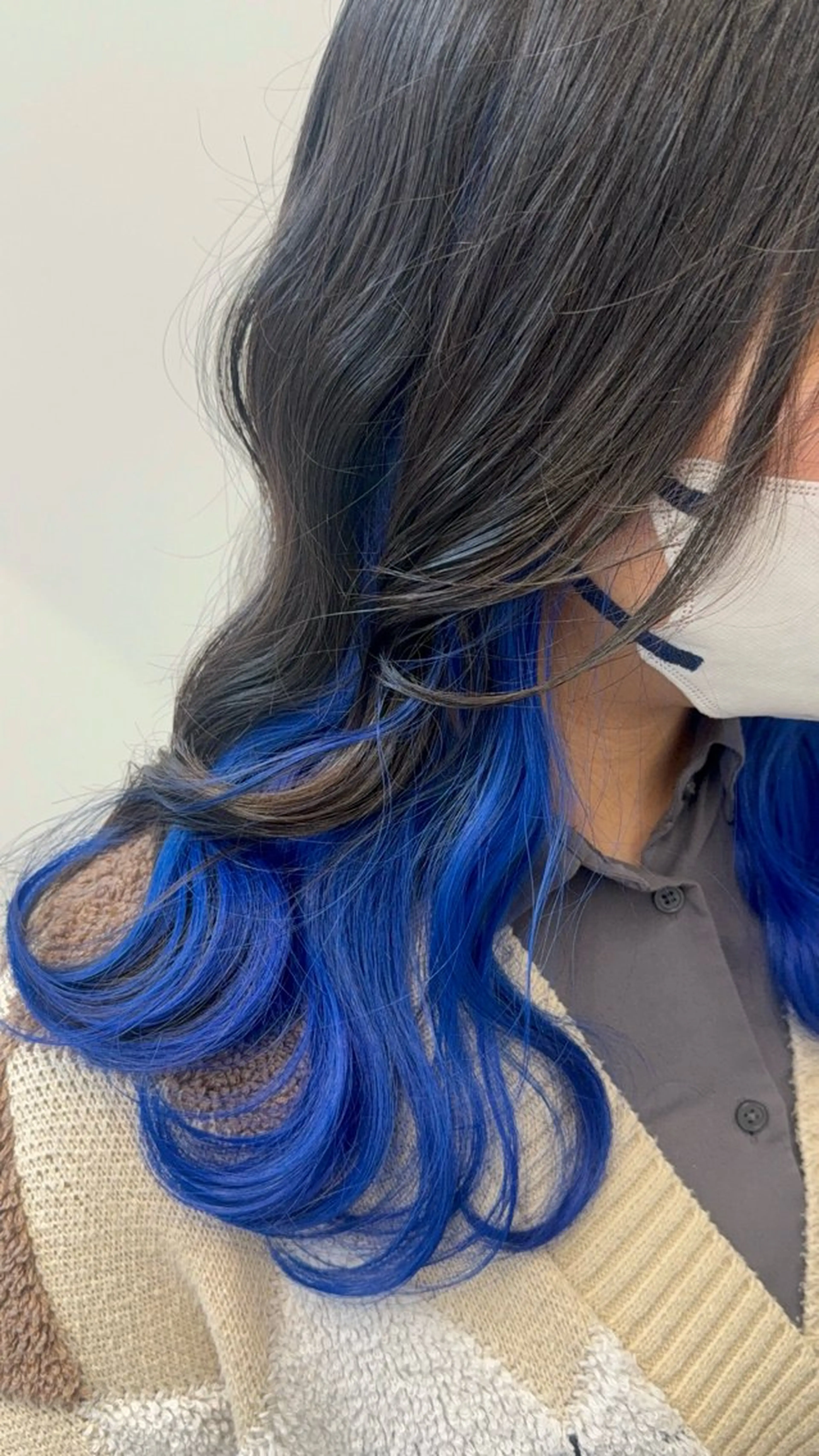 セミロング カラー ブリーチ ブルーカラー ケアブリーチ ダブルカラー インナーカラー ヘアカラー インナーカラー/推し ウルフ/アニメカラーのヘアスタイル