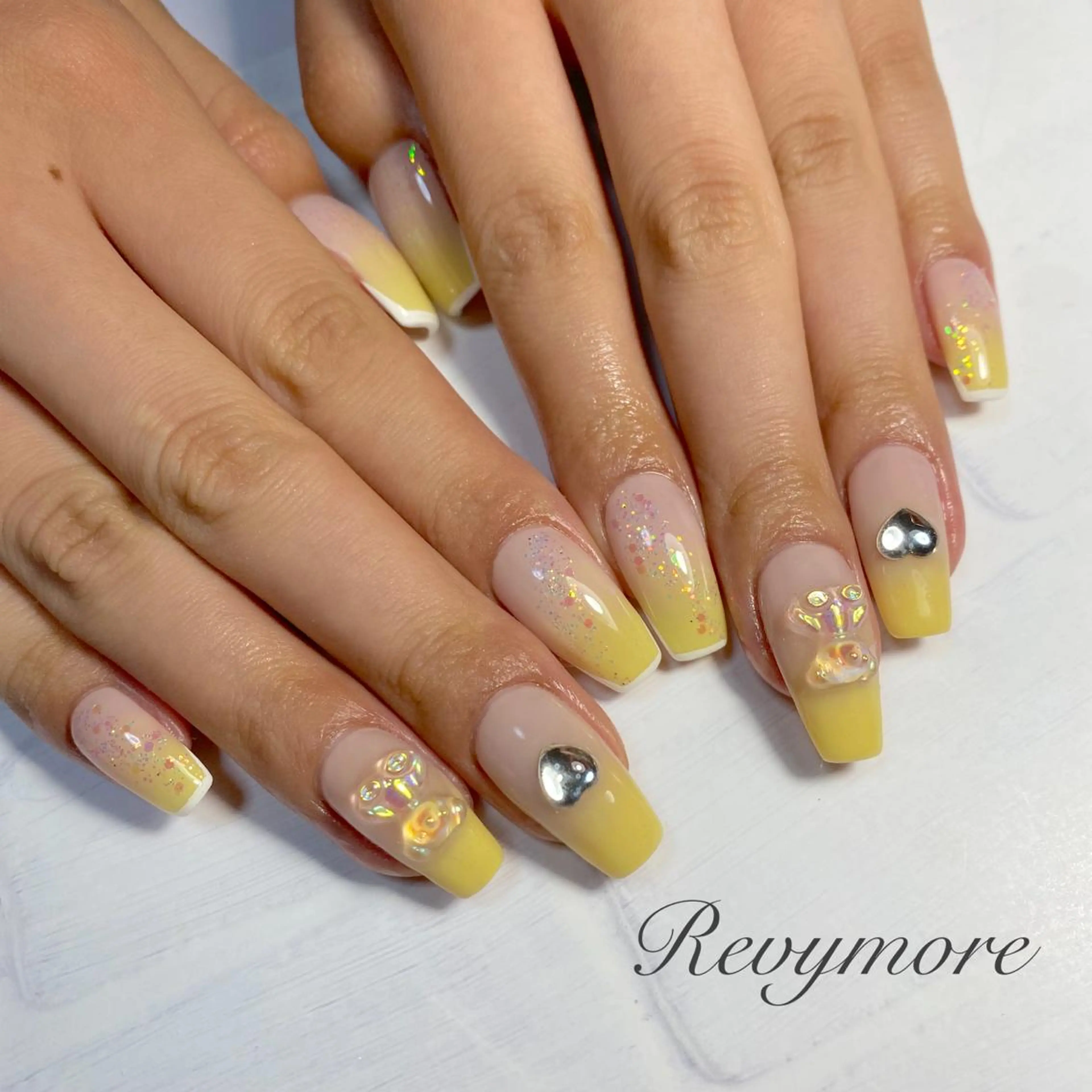 ミディアム ネイル イエローカラー 韓国風ヘア ジェルネイル キラキラネイル 韓国ネイル nail salon Revymore所属・nail salon Revymoreのネイルデザイン