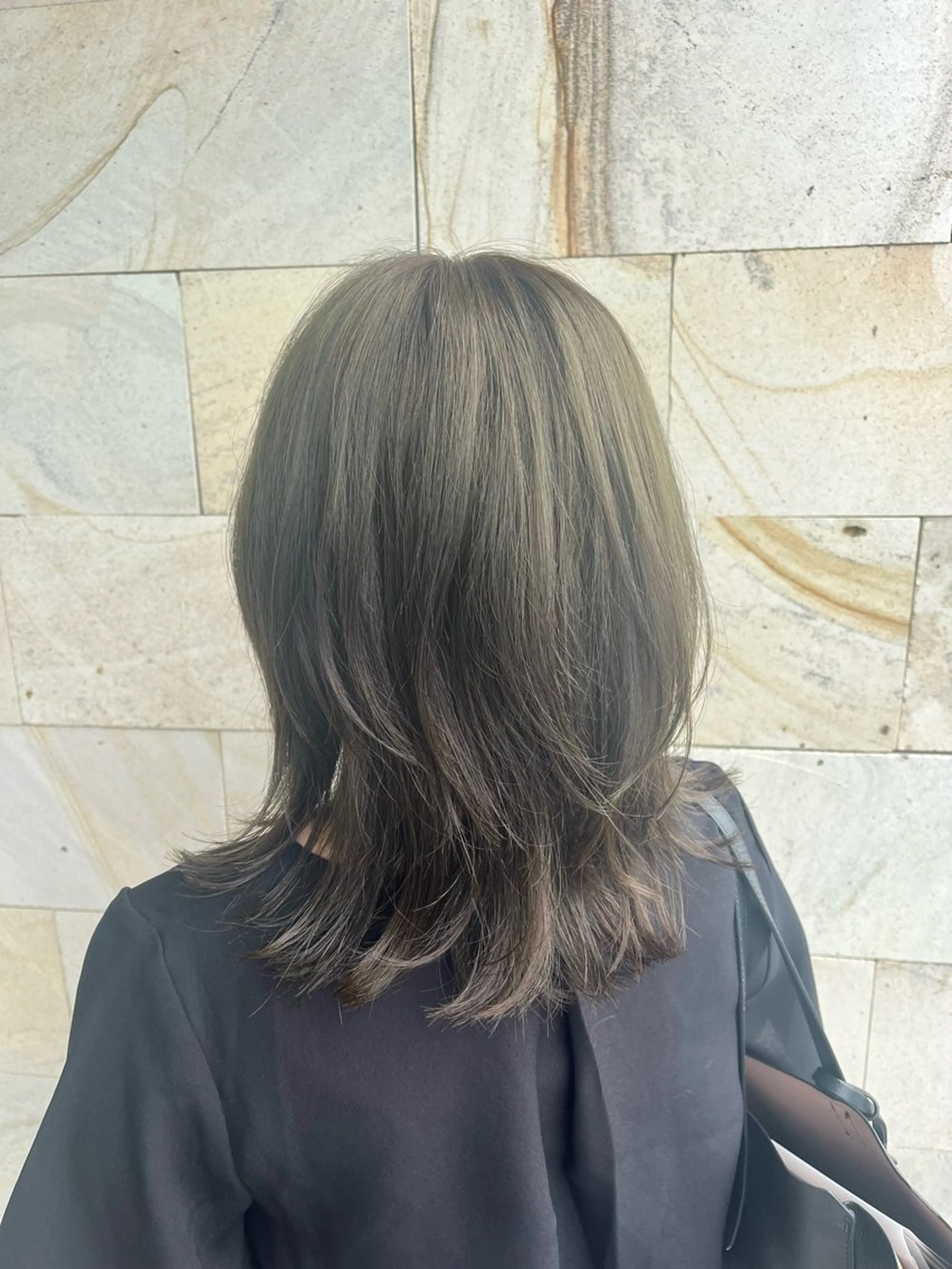 ミディアム カラー ヘアアレンジ 透明感カラー グレージュ オリーブグレージュ オリーブグレー レイヤーカット 栗林 姫花のヘアスタイル