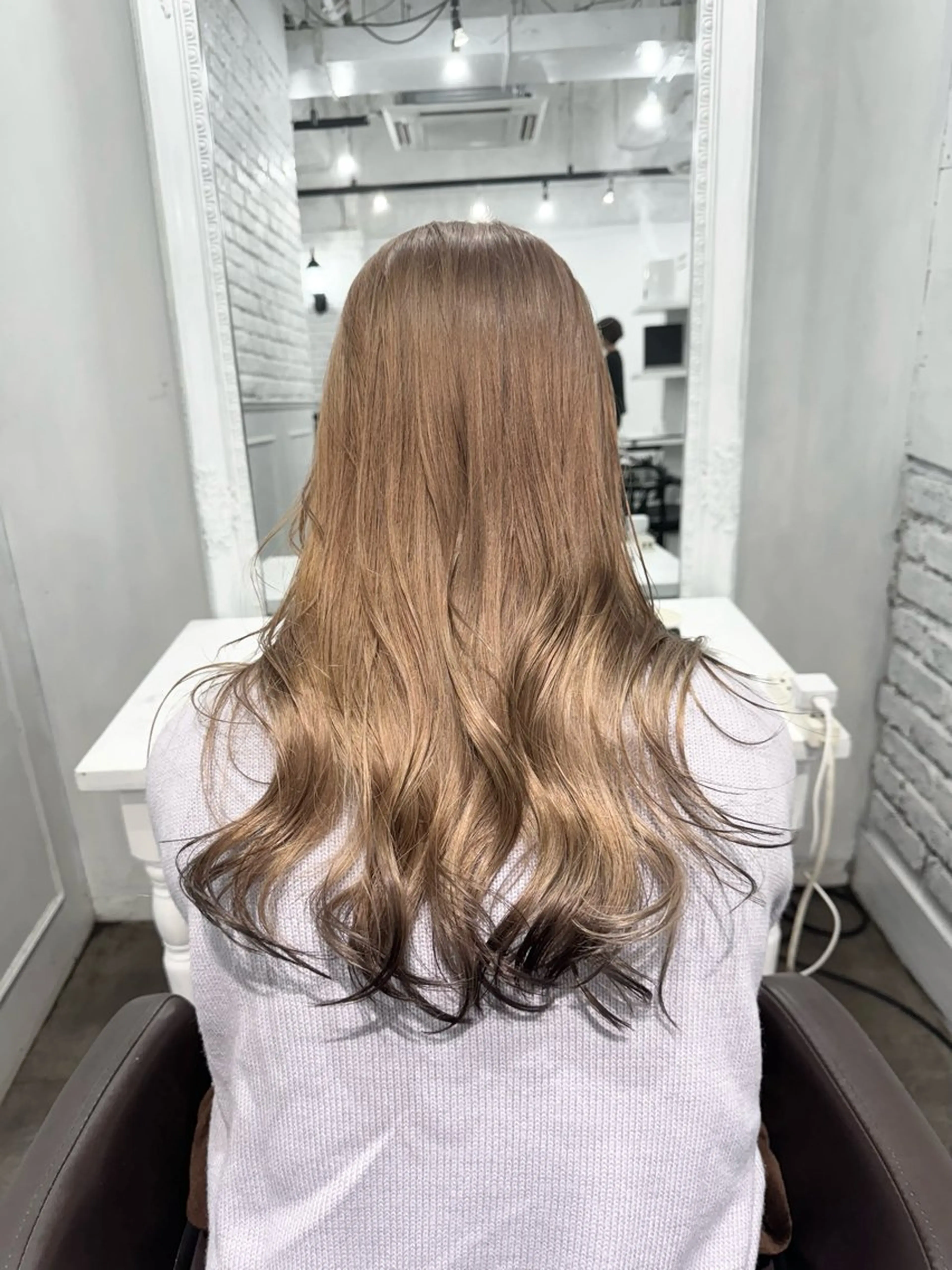 ロング カラー バレイヤージュ ミストバング ベージュカラー ブリーチ 抜きっぱなしブロンド SALOWIN札幌大通り所属・札幌ブリーチカラー/ ダブルカラー/ドイのヘアスタイル