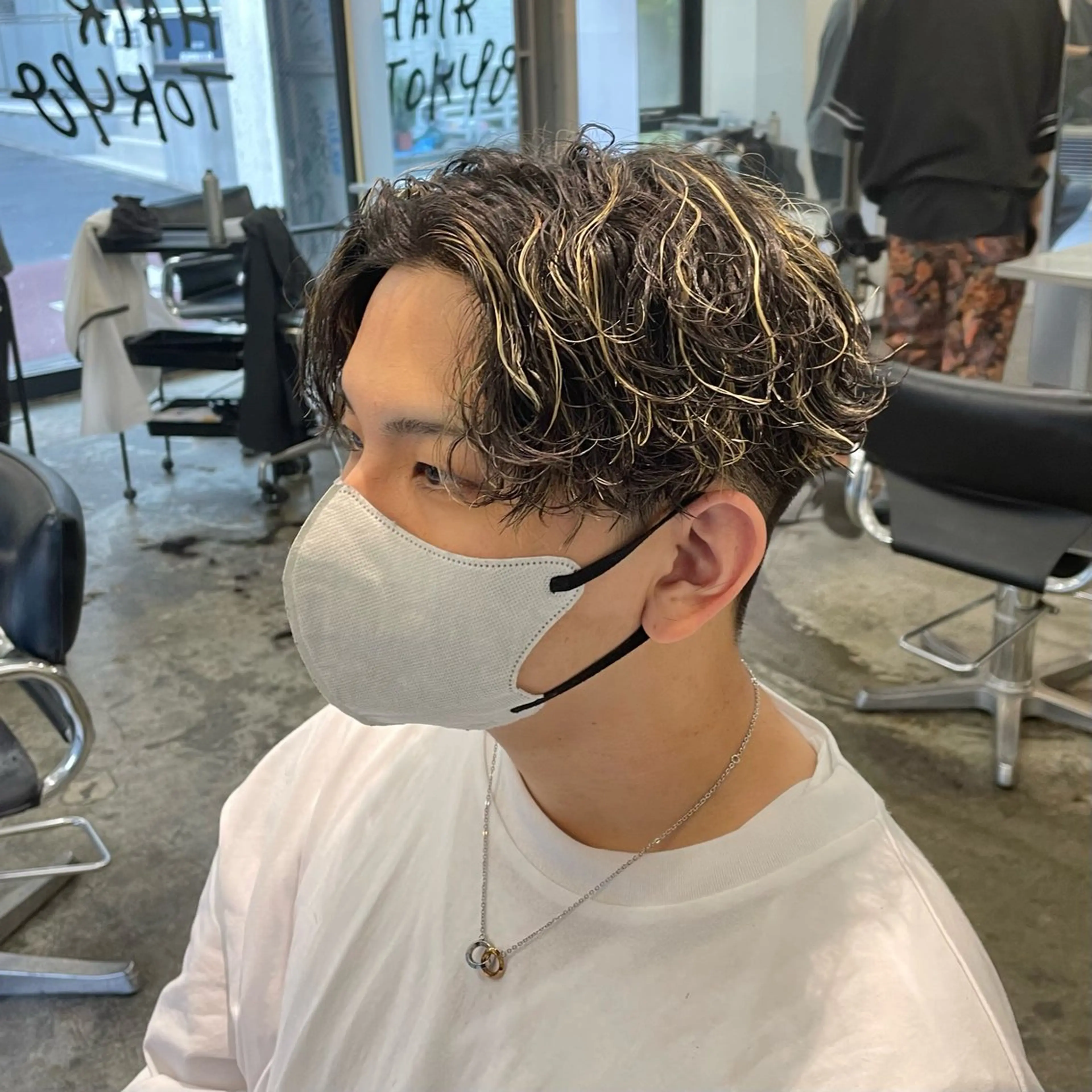 ショート カラー パーマ メンズ センターパート メンズハイライト 波巻きパーマ ハイライトカラー ハイライト カット ヘアカラー パーマ メンズ特化美容師/ 藤戸 椋のヘアスタイル