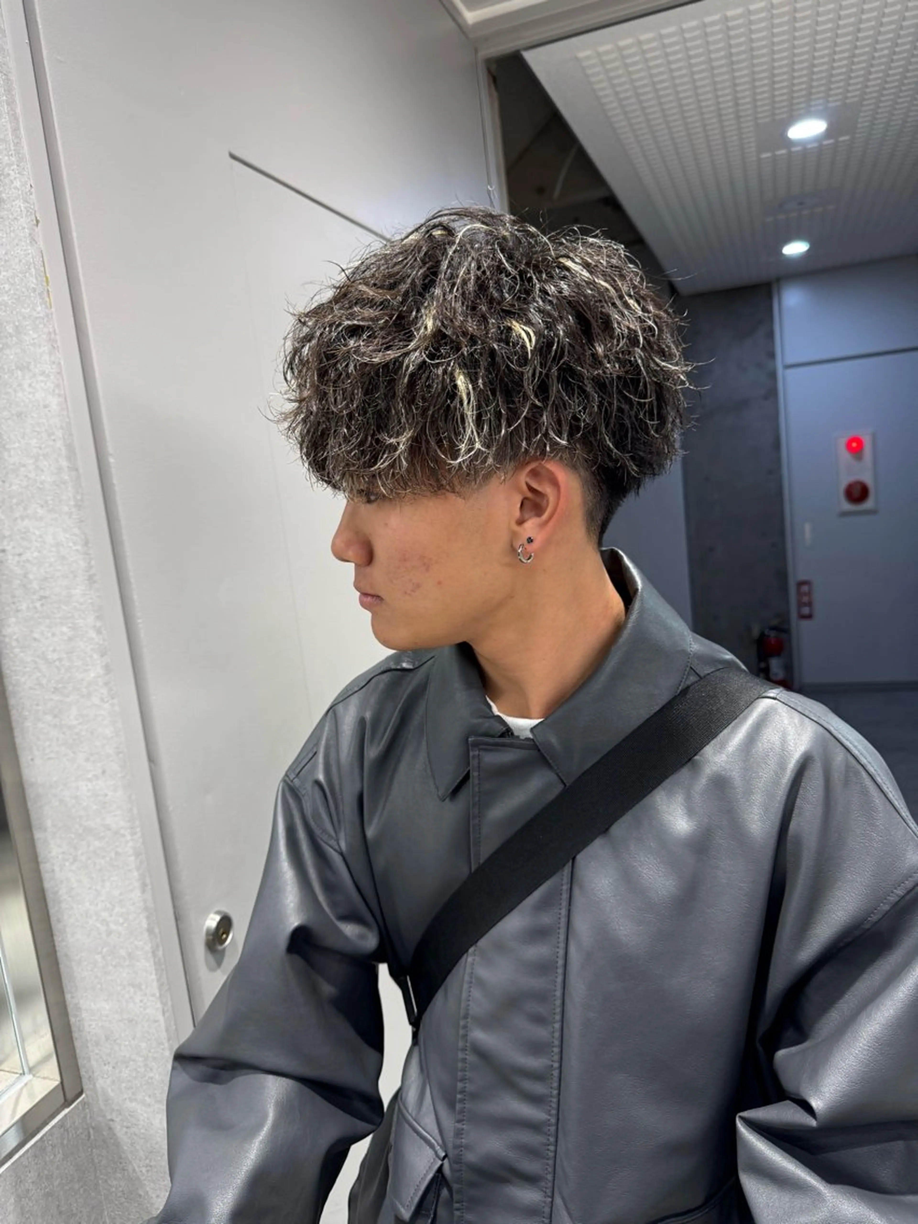 ショート カラー パーマ ヘアアレンジ メンズ メンズブリーチ センターパート フェザーパーマ メンズハイライト メンズハイトーン カット ヘアカラー パーマ トリートメント ヘッドスパ ヘアセット スパイキー/フェザー /波巻き/かいとのヘアスタイル