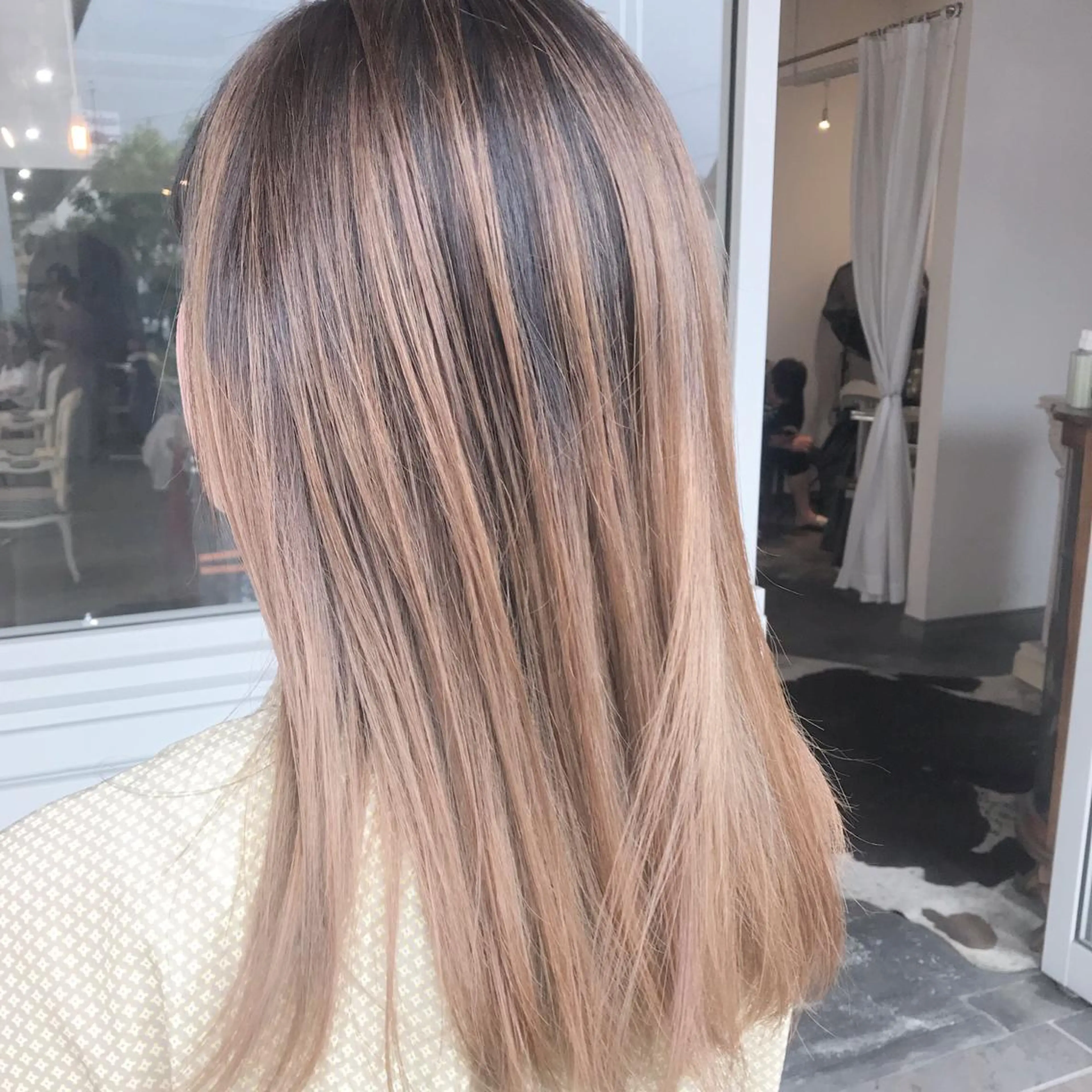 セミロング カラー ヘアアレンジ お団子ヘア 切りっぱなしボブ バレイヤージュ ブリーチ デザインカラー Mariana/ 鶴原-ハイライトのヘアスタイル