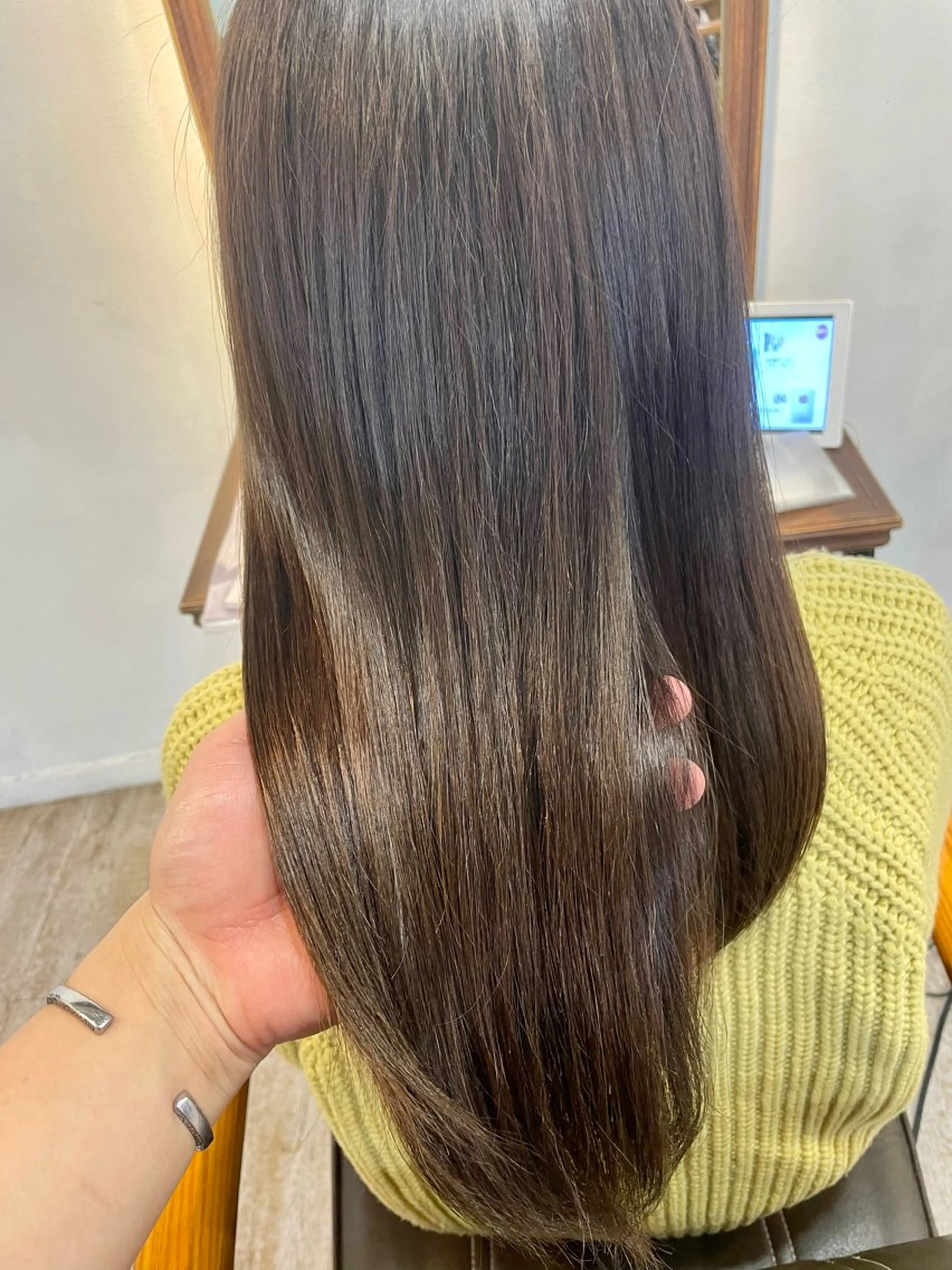 セミロング ヘアカラー トリートメント レイヤーカット 中屋光貴のヘアスタイル