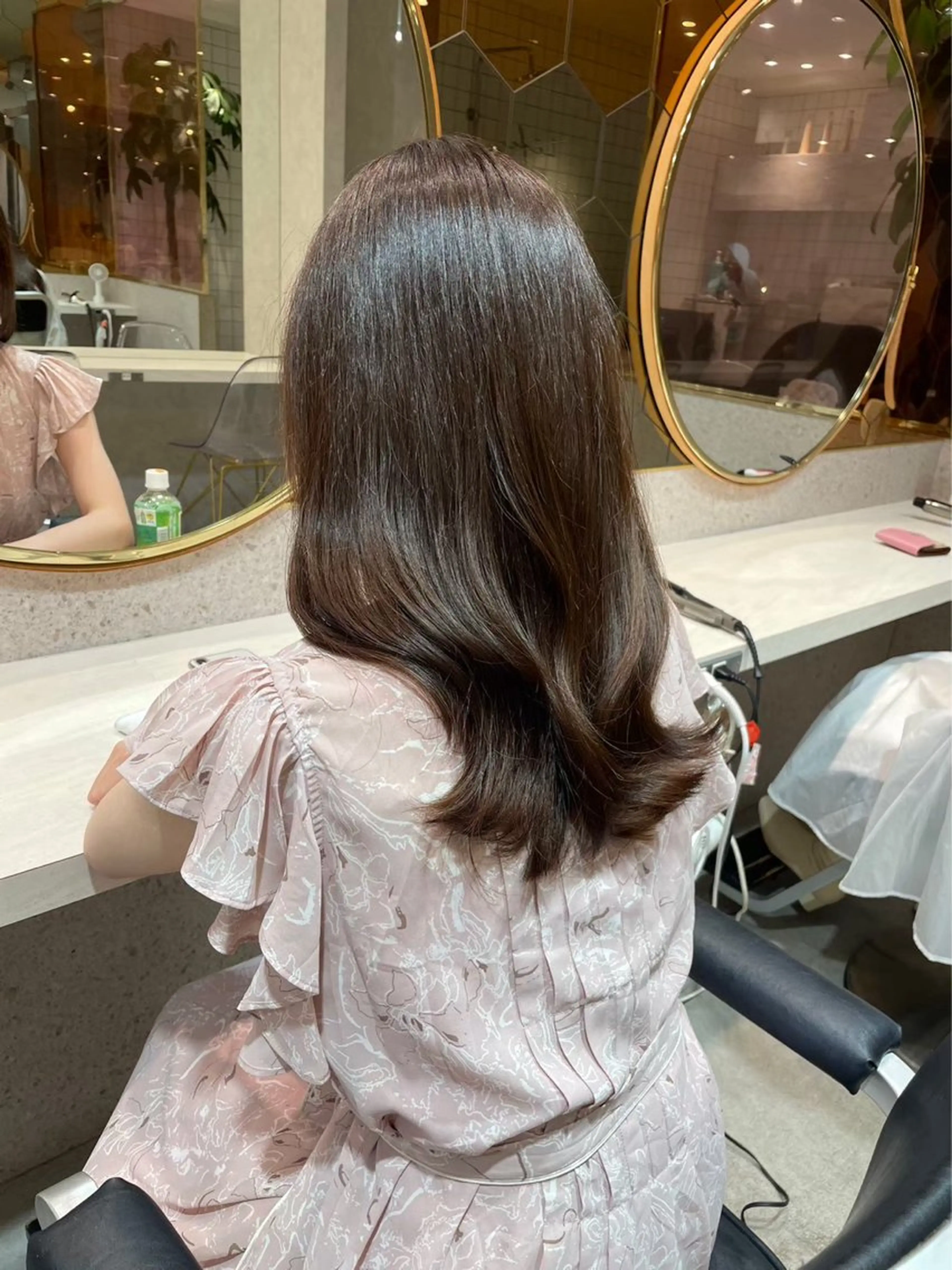 ミディアム カラー ミディアムレイヤー ベージュカラー ブルーカラー ブルージュ グレージュ カット ヘアカラー トリートメント 新宿/韓国レイヤー/ 顔周りカット松本美晴のヘアスタイル