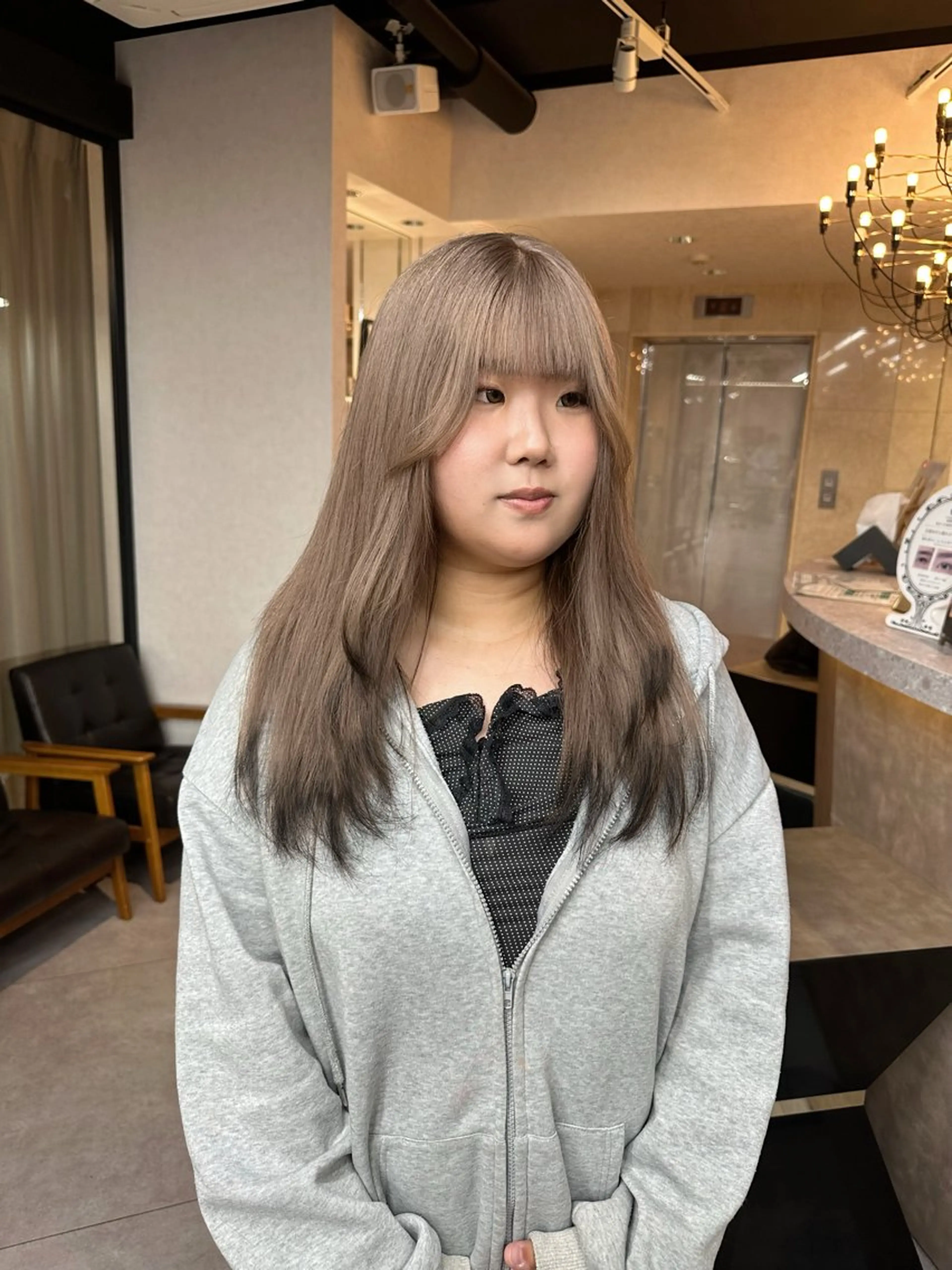 ロング カラー ベージュカラー デザインカラー ハイトーンカラー ミルクティーベージュ レイヤーカット カット ヘアカラー トリートメント 韓国/レイヤー/ 透明感🩶ひかる🩶のヘアスタイル