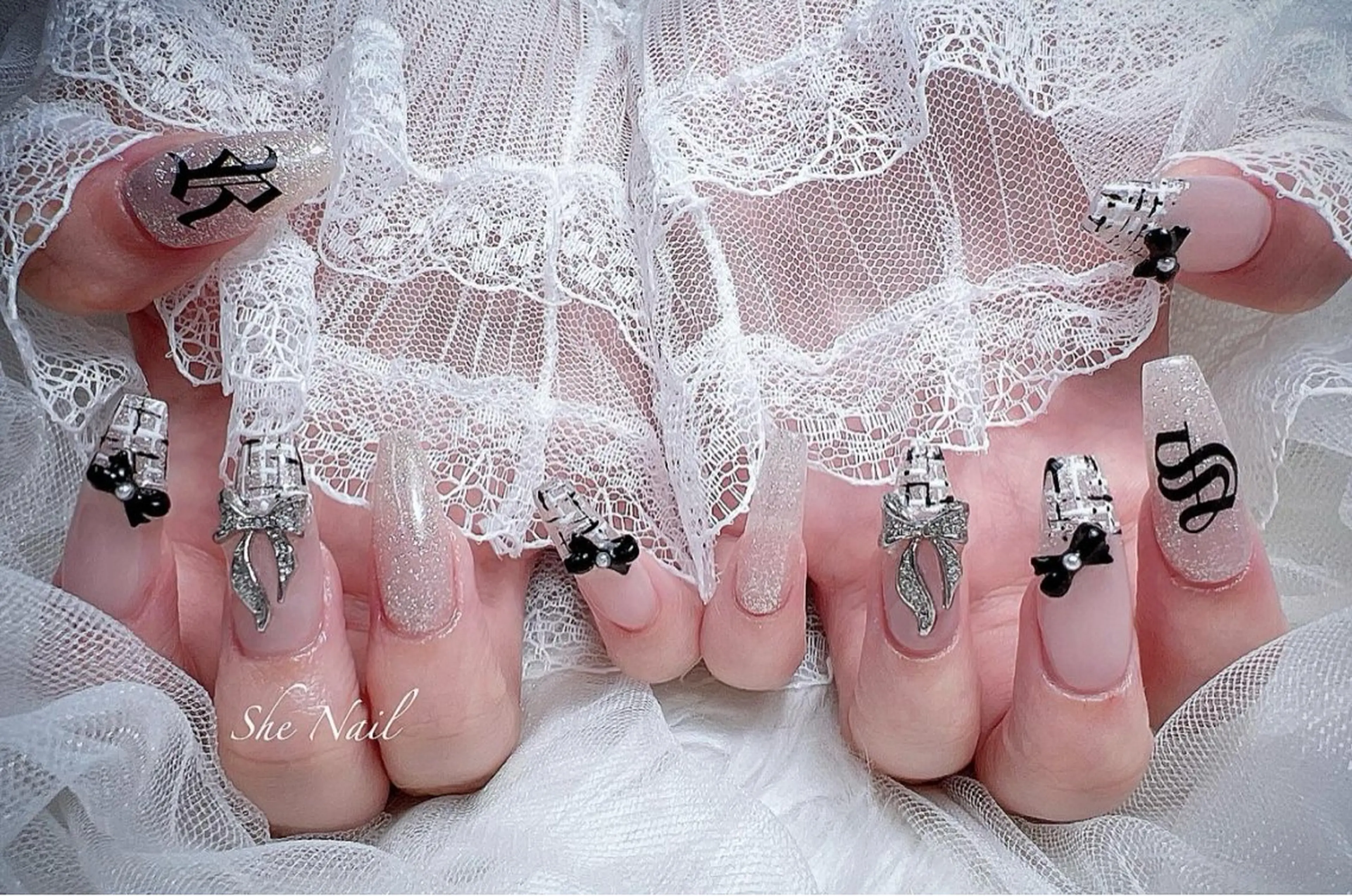 ネイル チークネイル 長さ出し フラッシュネイル グラデーション ラメ(グリッター) ハンドネイル She   Nail所属・ISA_ BELLAのネイルデザイン