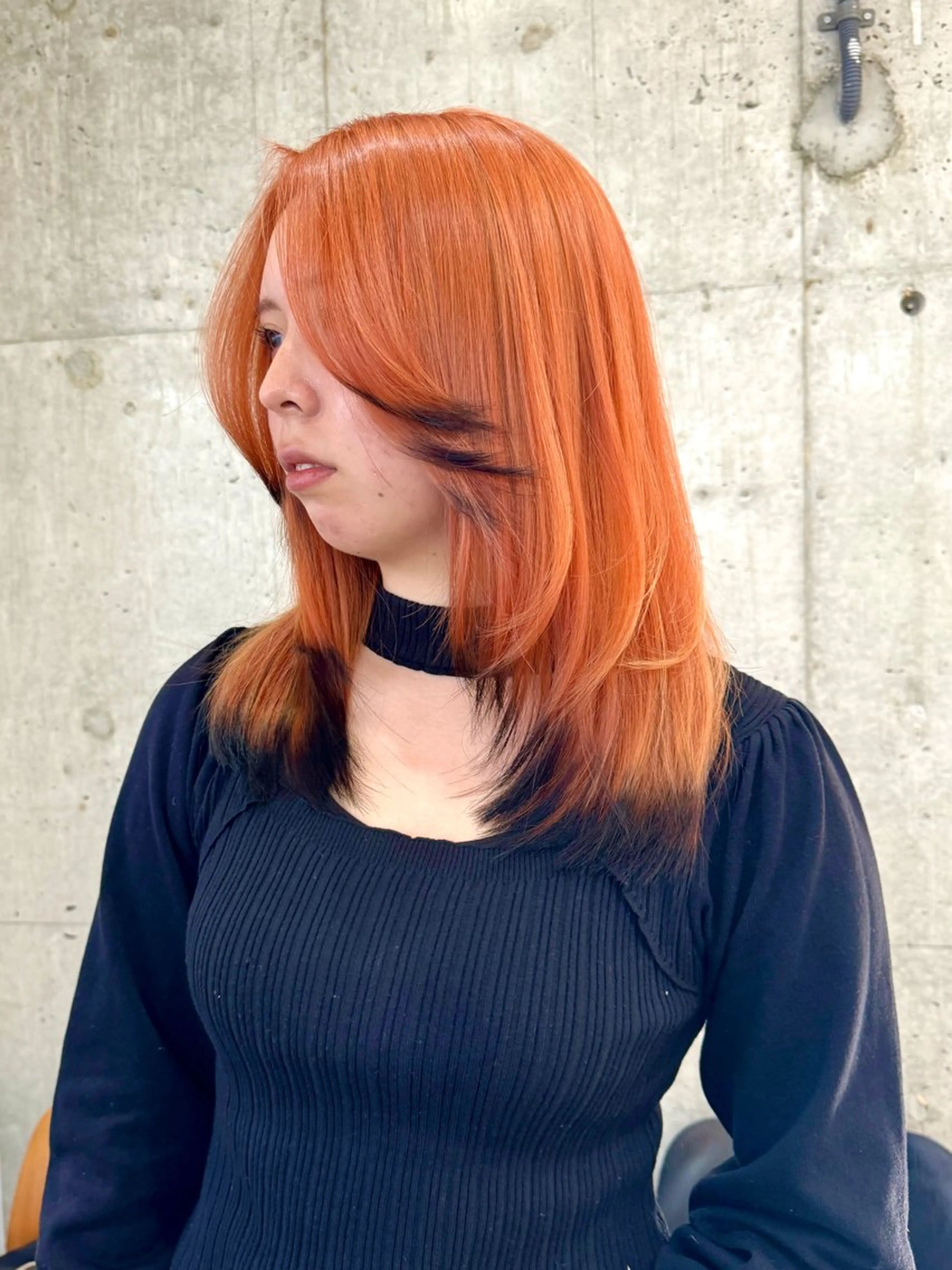 セミロング カラー 黒髪 デザインカラー 狐カラー オレンジ 切りっぱなしボブ/ ブリーチカラー/大塚のヘアスタイル