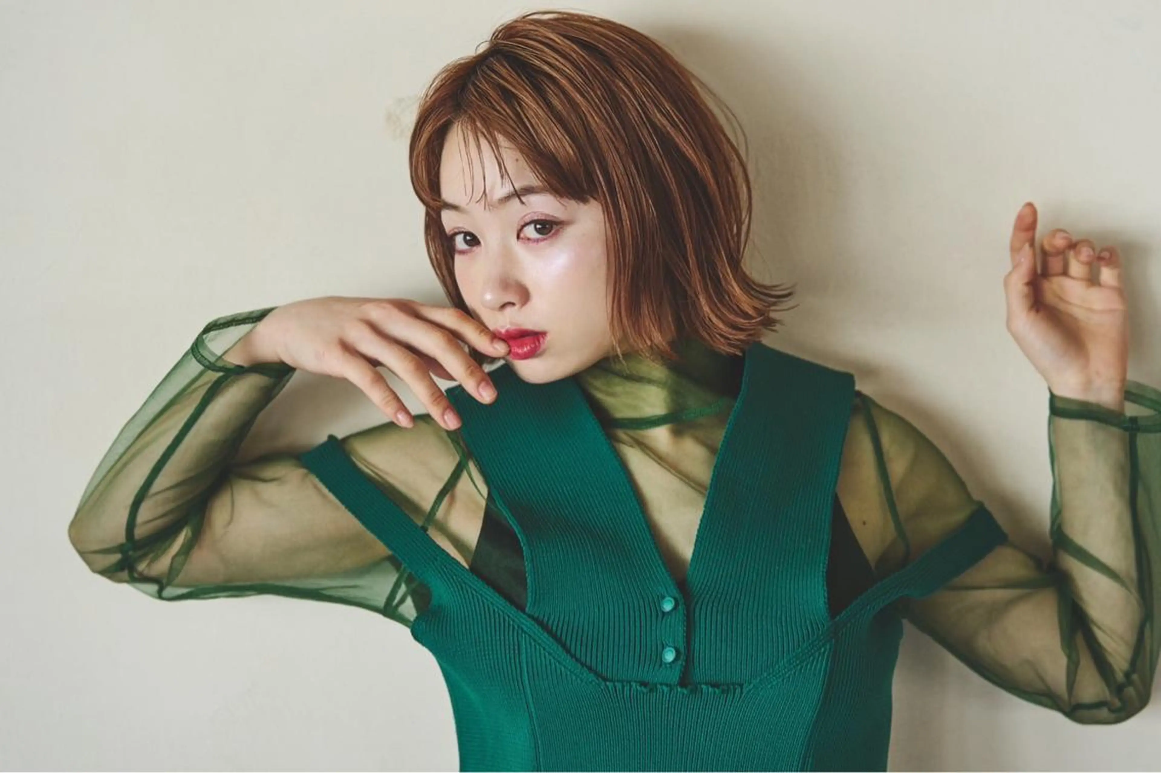 ショート ミルクティー× グレージュMOMOのヘアスタイル