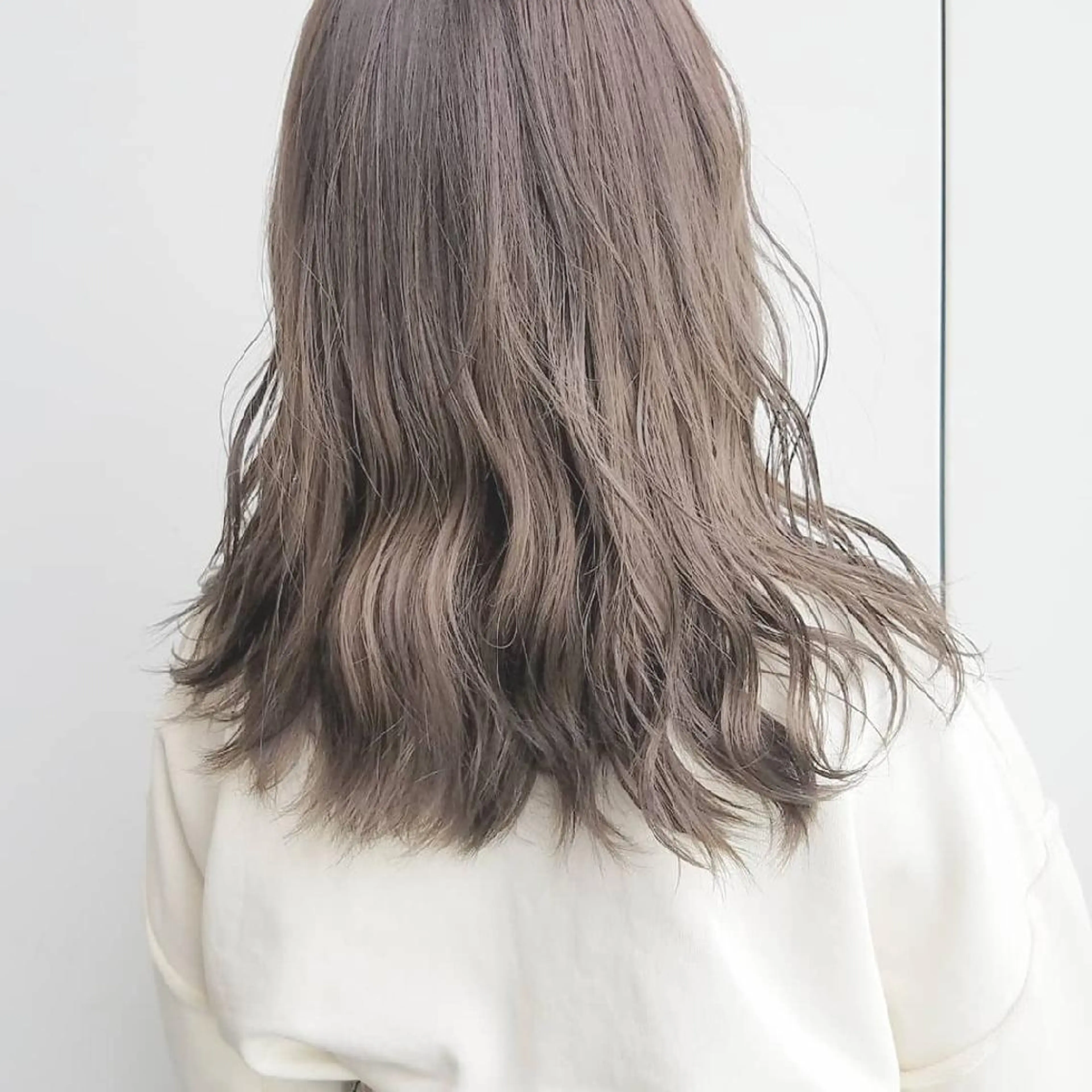 セミロング カラー ベージュカラー 透明感カラー iplus まつげ、眉毛、耳つぼのマツエク・マツパデザイン