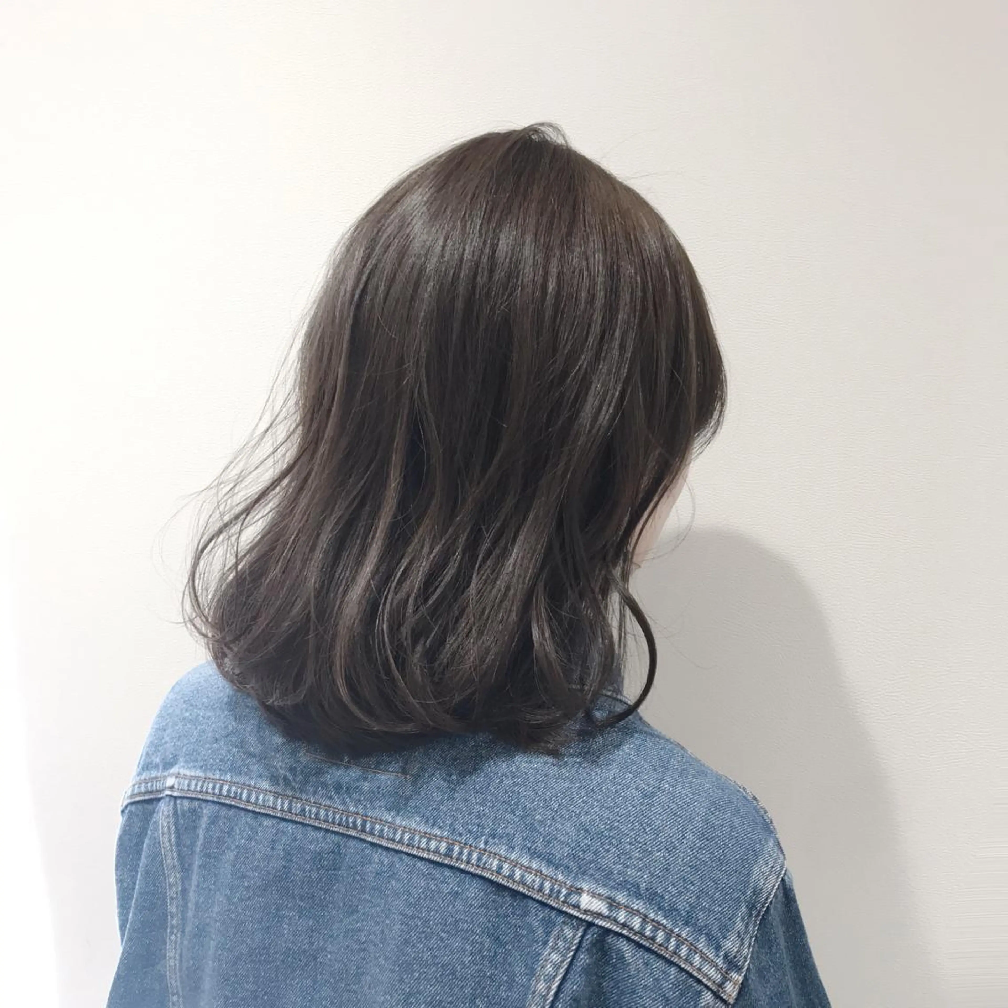 ミディアム カラー アッシュ 透明感カラー イルミナカラー カット ヘアカラー トリートメント ボブ・レイヤーカット 吉敷航一のヘアスタイル