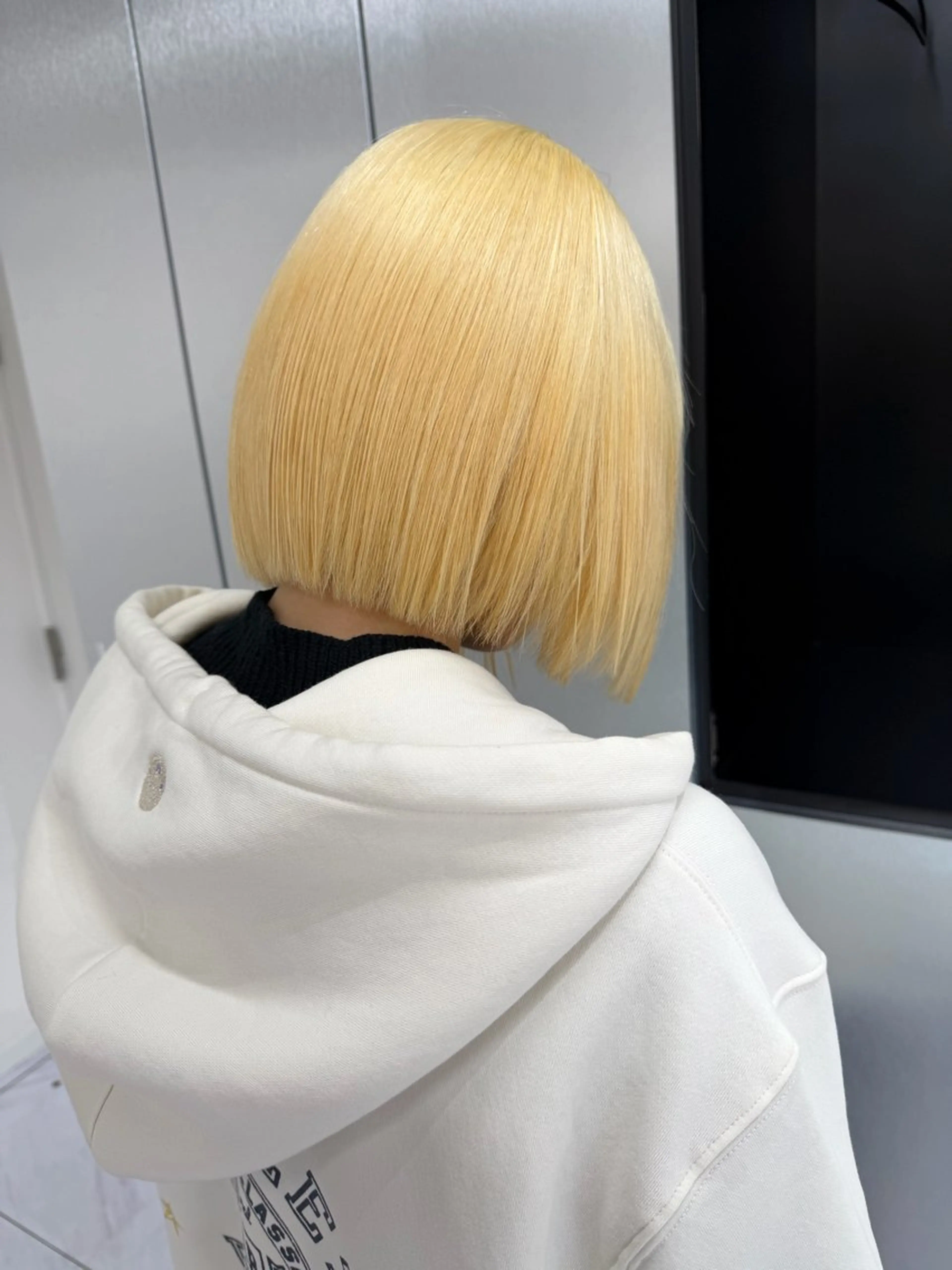ショート カラー ベージュカラー ブリーチ ブロンド ケアブリーチ デザインカラー ヘアカラー トリートメント TATSUブリーチ/ ミルクティーベージュのヘアスタイル
