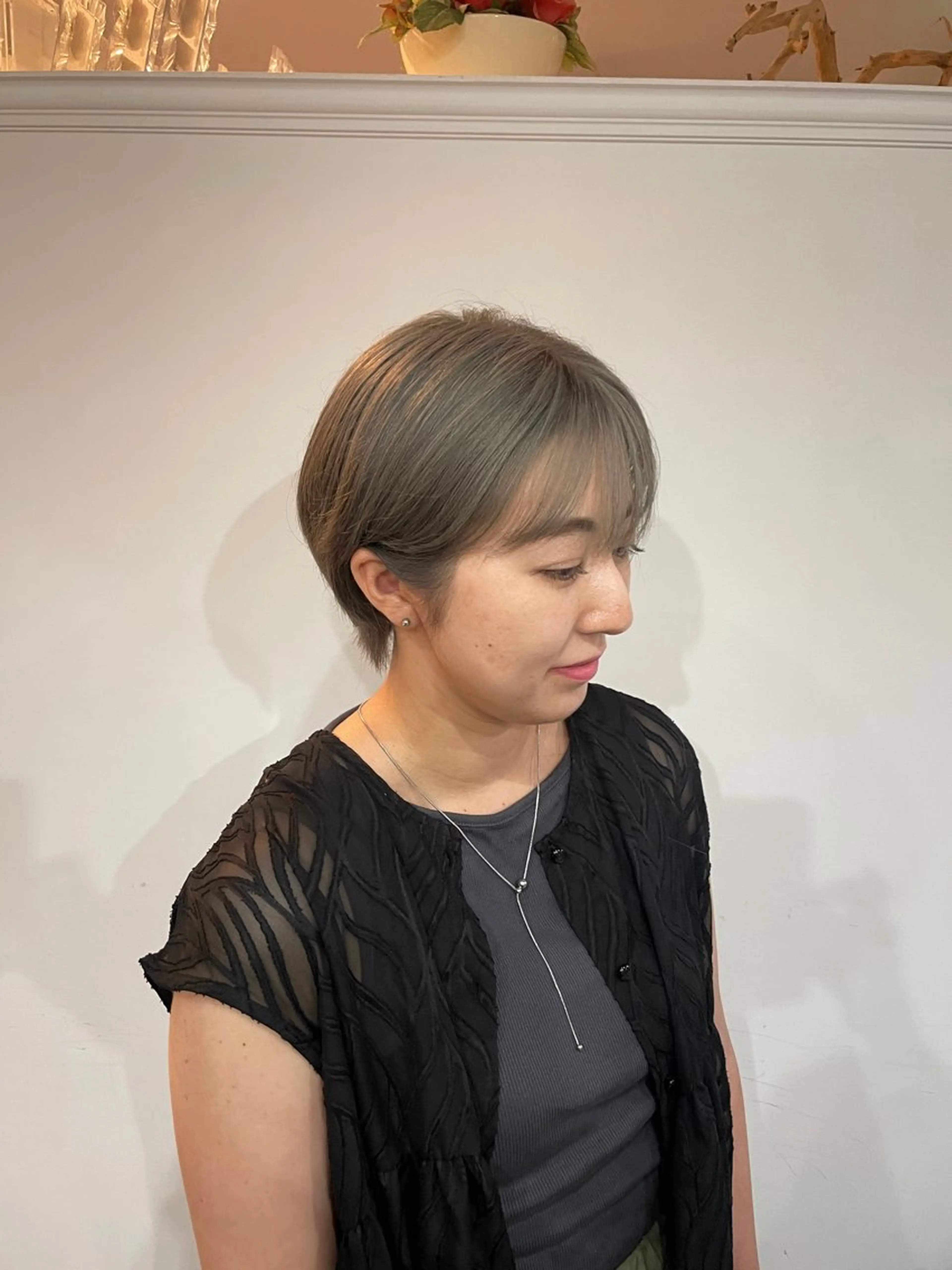ショート カラー ブリーチ グレージュ オリーブグレージュ オリーブグレー ショートヘア カット 増田 ルナのヘアスタイル