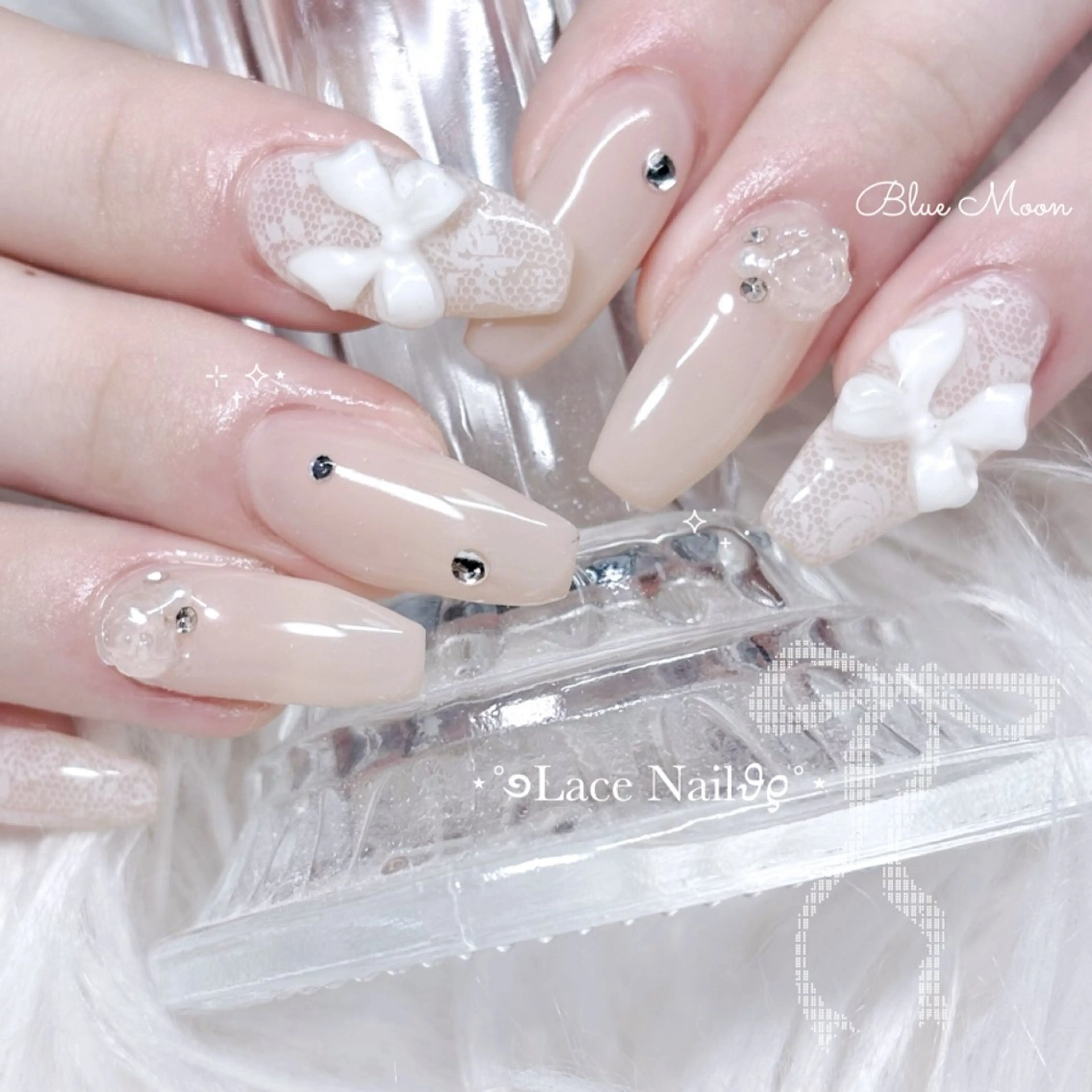 ネイル レース リボン ストーンネイル ハンドネイル フットネイル ハンドケア nail salon Blue Moonのネイルデザイン
