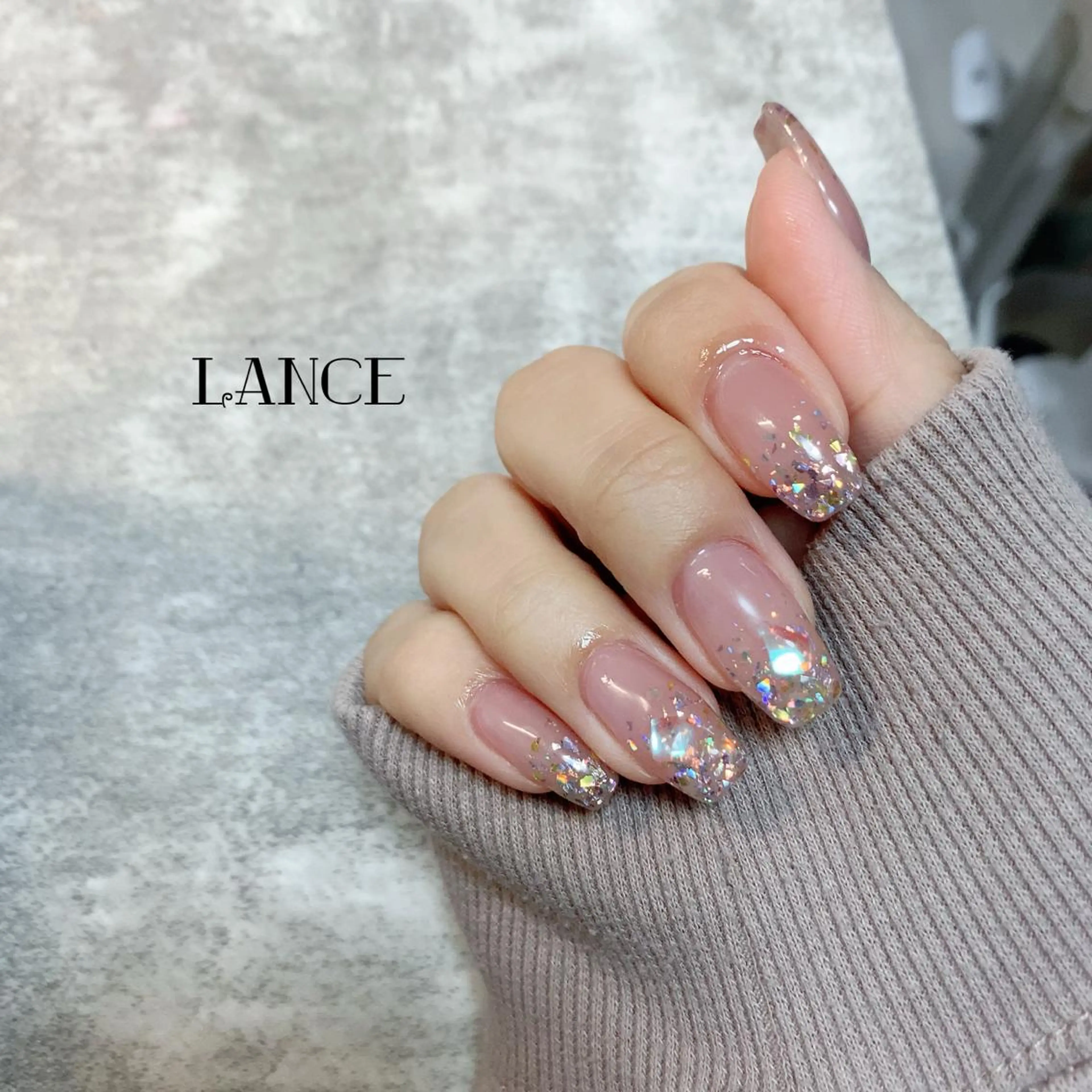 ミディアム ネイル オーロラネイル フレンチネイル キラキラネイル ワンホンネイル 冬ネイル Lance nailのネイルデザイン