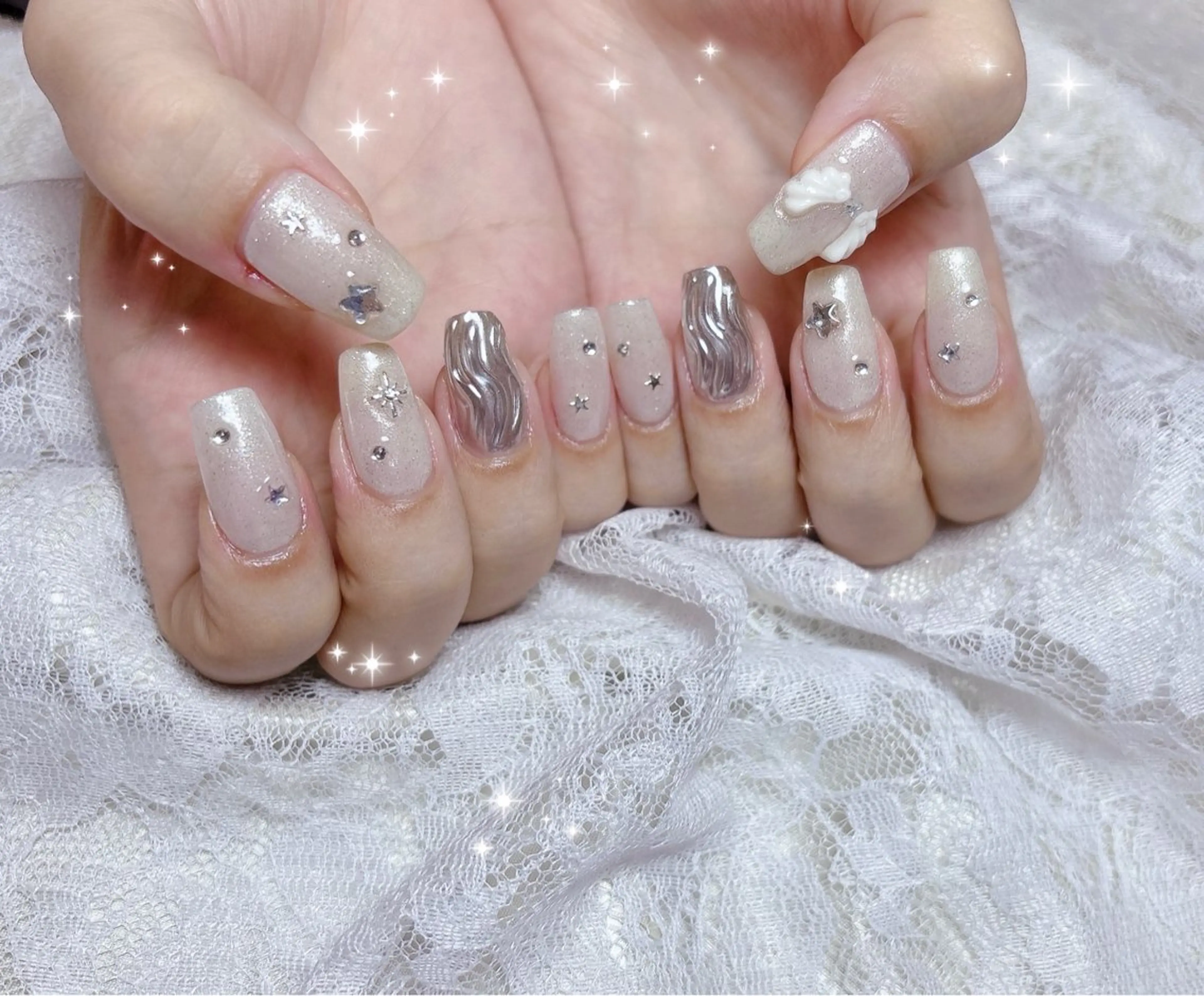 ネイル アートネイル ミラーネイル シルバー ホワイト ハンドネイル FLARE NAIL フレアネイルのネイルデザイン