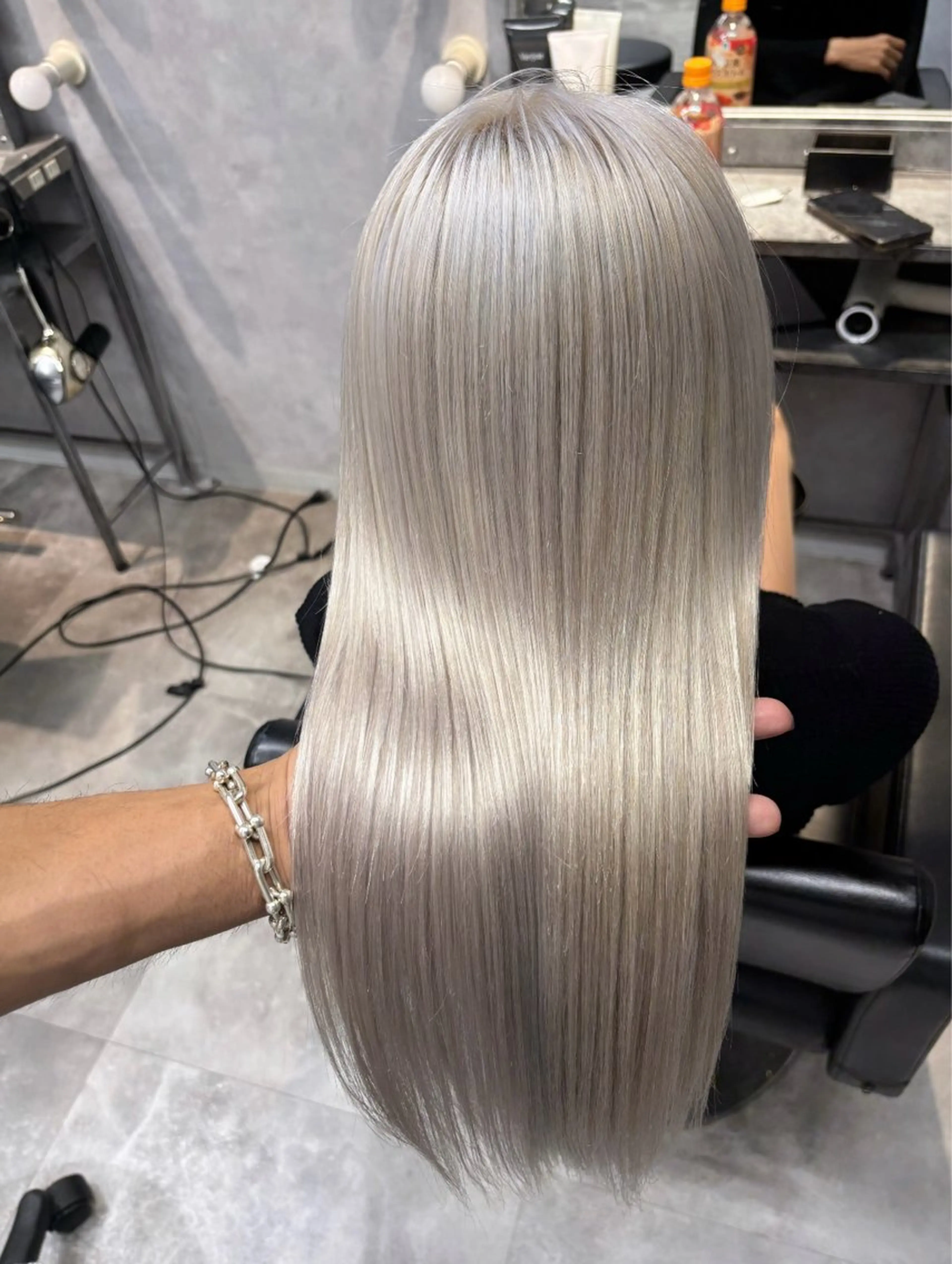 🩶ホワイトブリーチ⛓️‍💥2回ブリーチ･ケアブリーチ付きの写真