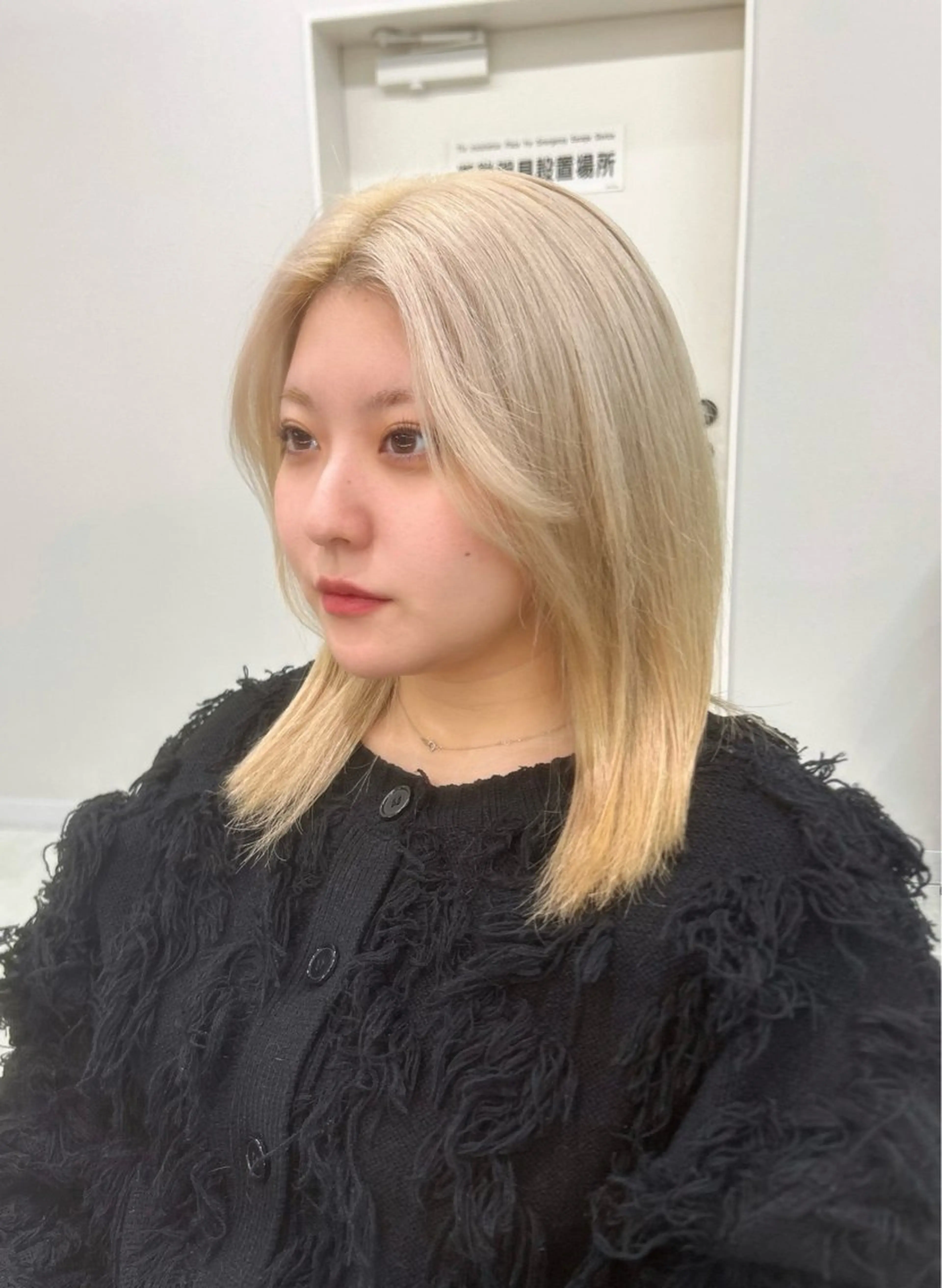 ミディアム Xena ria 衣織/ブリーチカラーのヘアスタイル