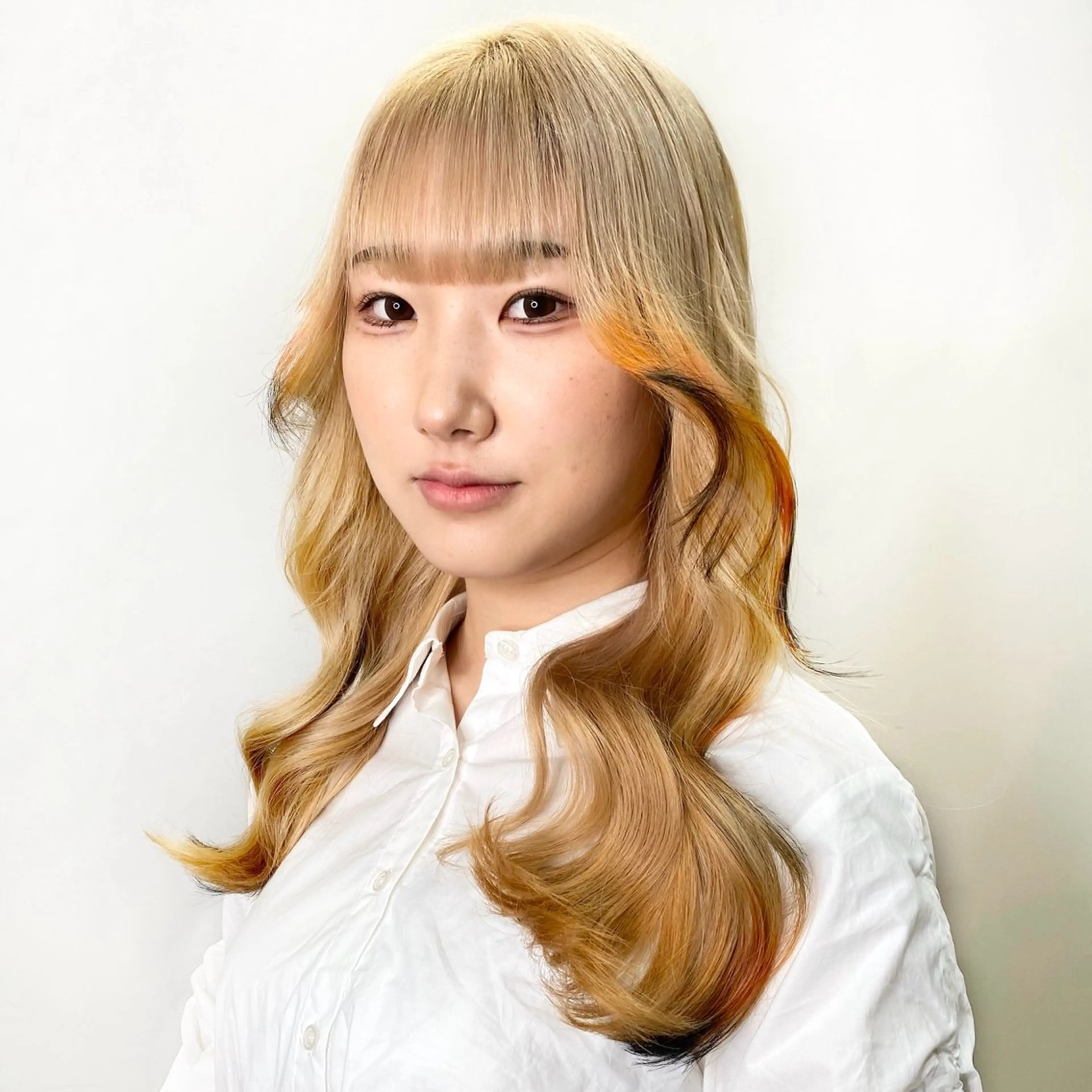 ロング カラー ヘアアレンジ ミストバング 抜きっぱなしブロンド ブロンド デザインカラー  フェイスフレーミング カット ヘアカラー トリートメント 韓国ヘア×髪質 改善🇰🇷シオリのヘアスタイル