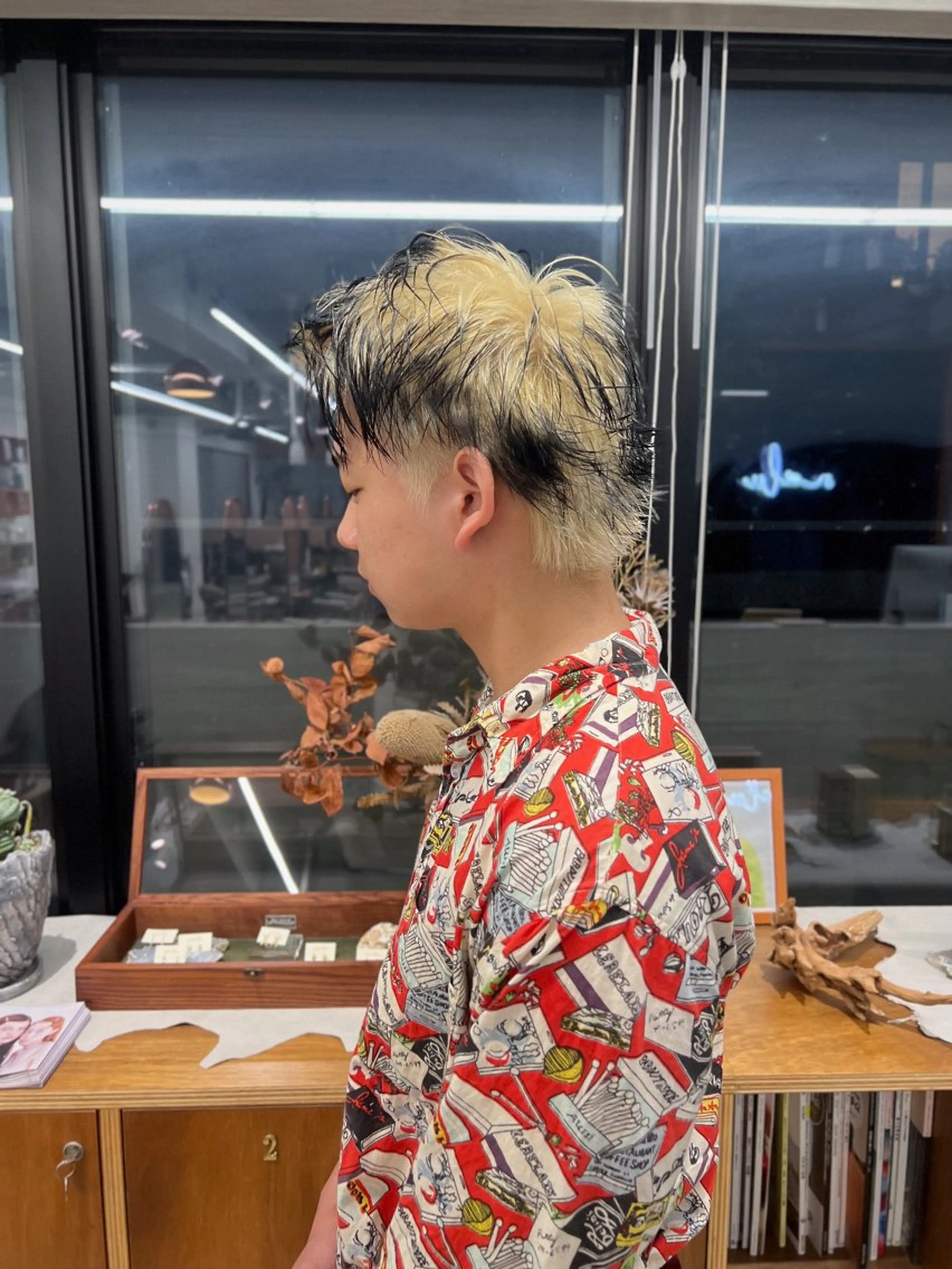 ショート カラー メンズ メンズブリーチ 黒髪 ブリーチ ケアブリーチ ケアブリーチ/ ハイトーン/牧野のヘアスタイル