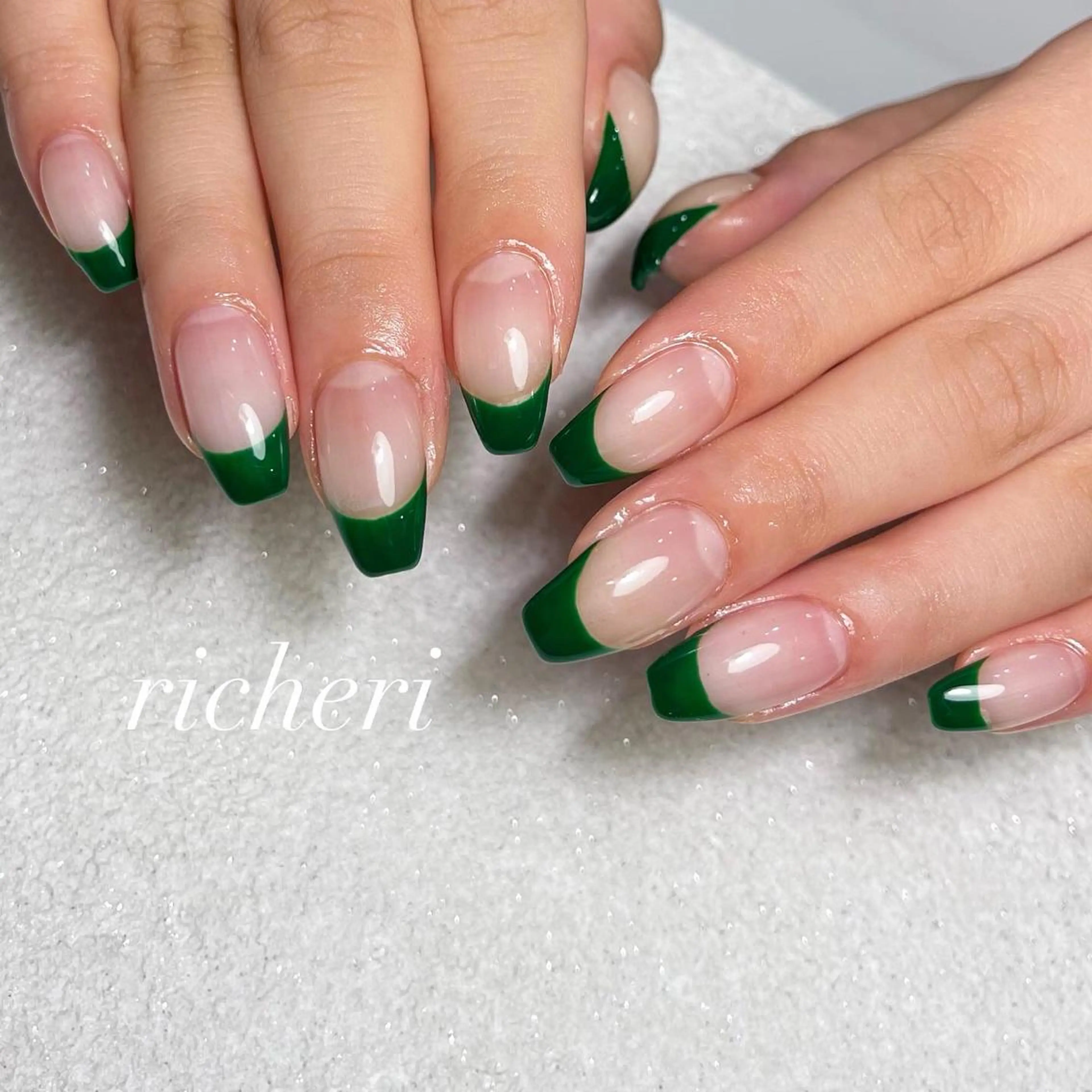ミディアム ネイル 韓国風ヘア アートネイル フレンチネイル ジェルネイル グリーン richeri beautyのエステ・リラクイメージ