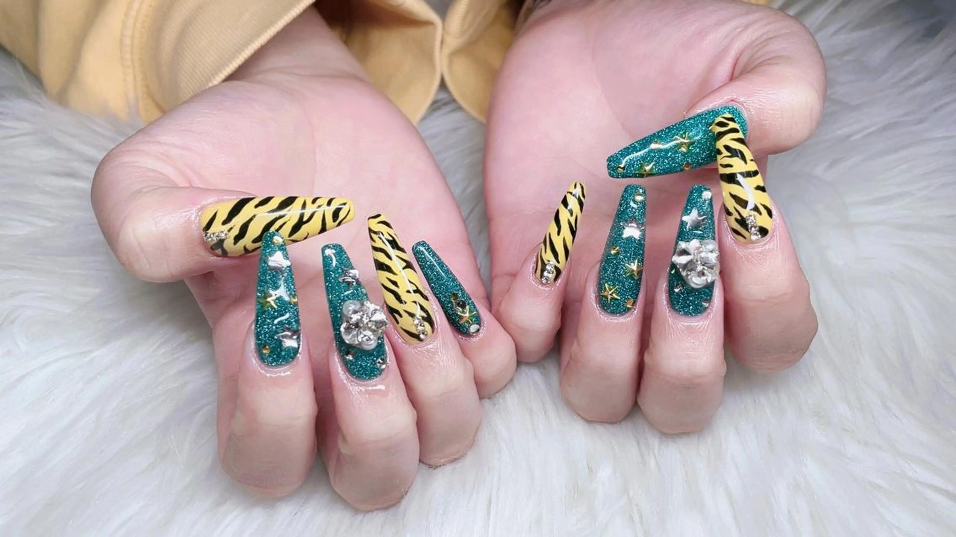 ネイル ハンドネイル AngelChris ビューティーサロンのネイルデザイン