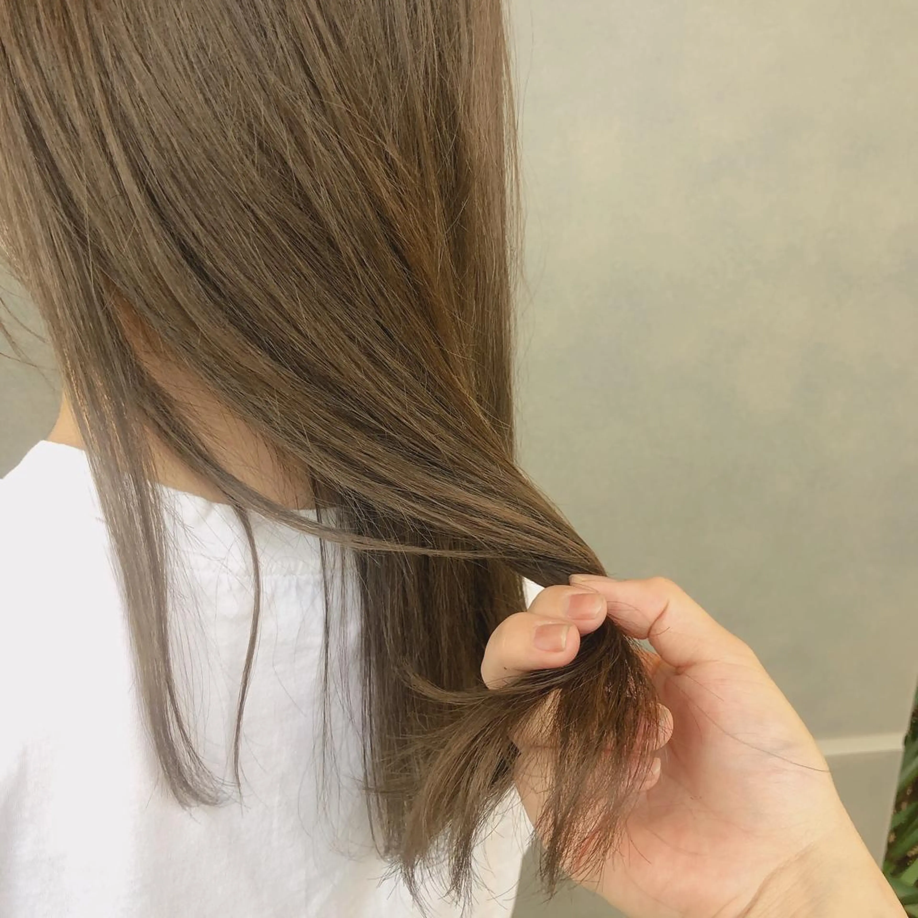 セミロング カラー 落合　眺 (オチアイ　ノゾミ)のヘアスタイル