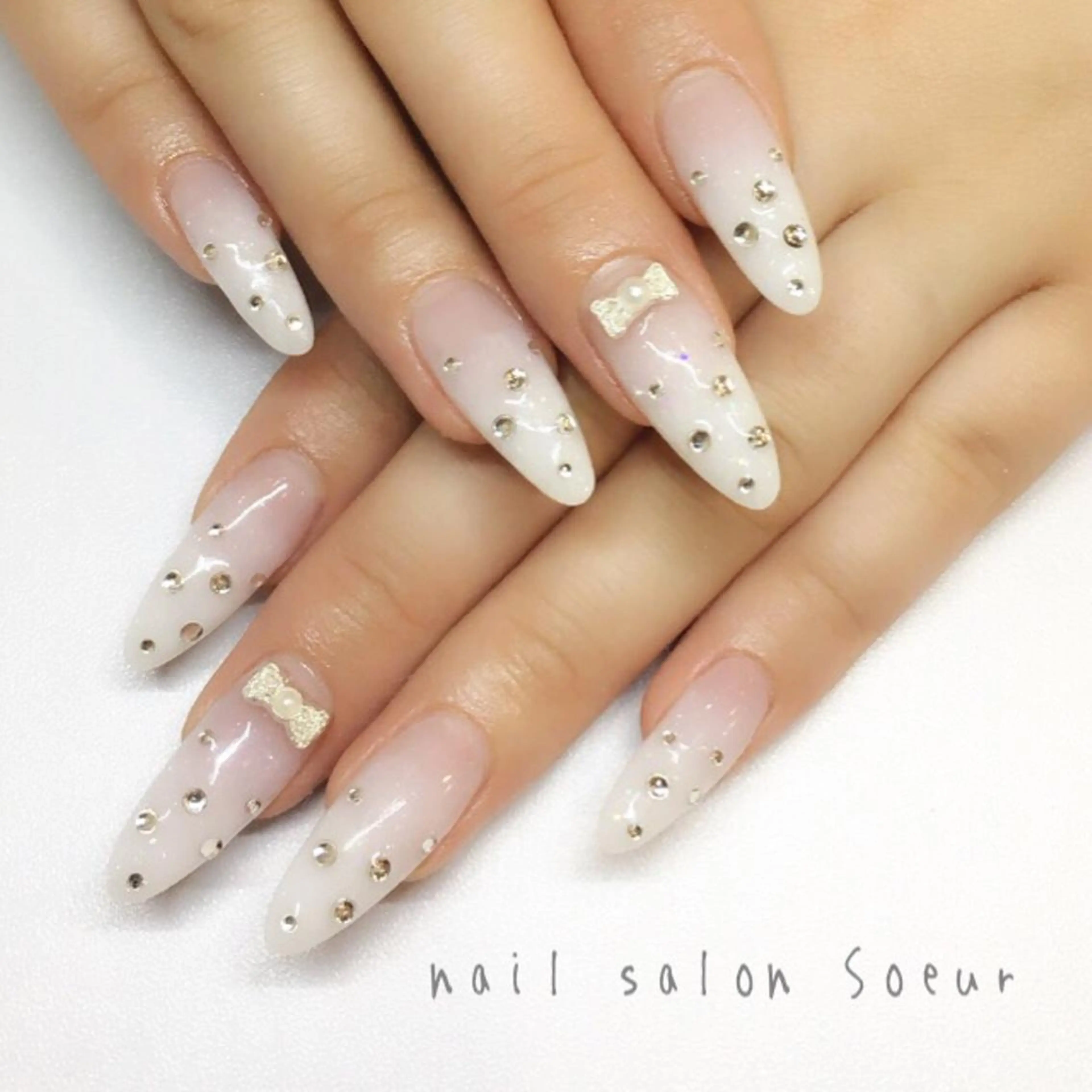 ネイル グラデーション ラメ(グリッター) ラメグラデーション リボン スカルプネイル ハンドネイル nail salon Soeurのネイルデザイン