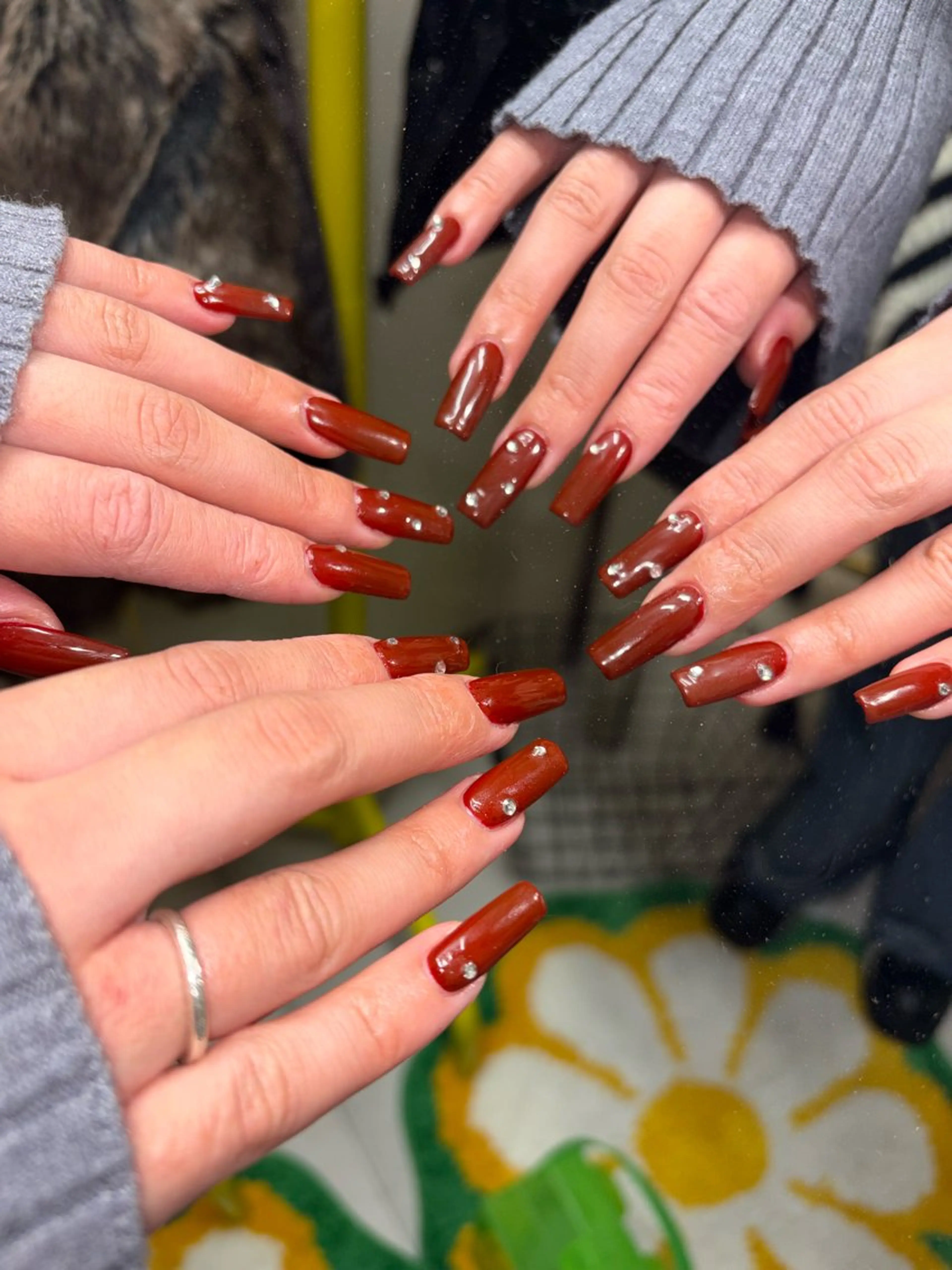 ネイル ボルドー ミディアムネイル シンプルネイル スクエアネイル ハンドネイル 33nail✴️栄 スミレ❇️Gel-xのネイルデザイン