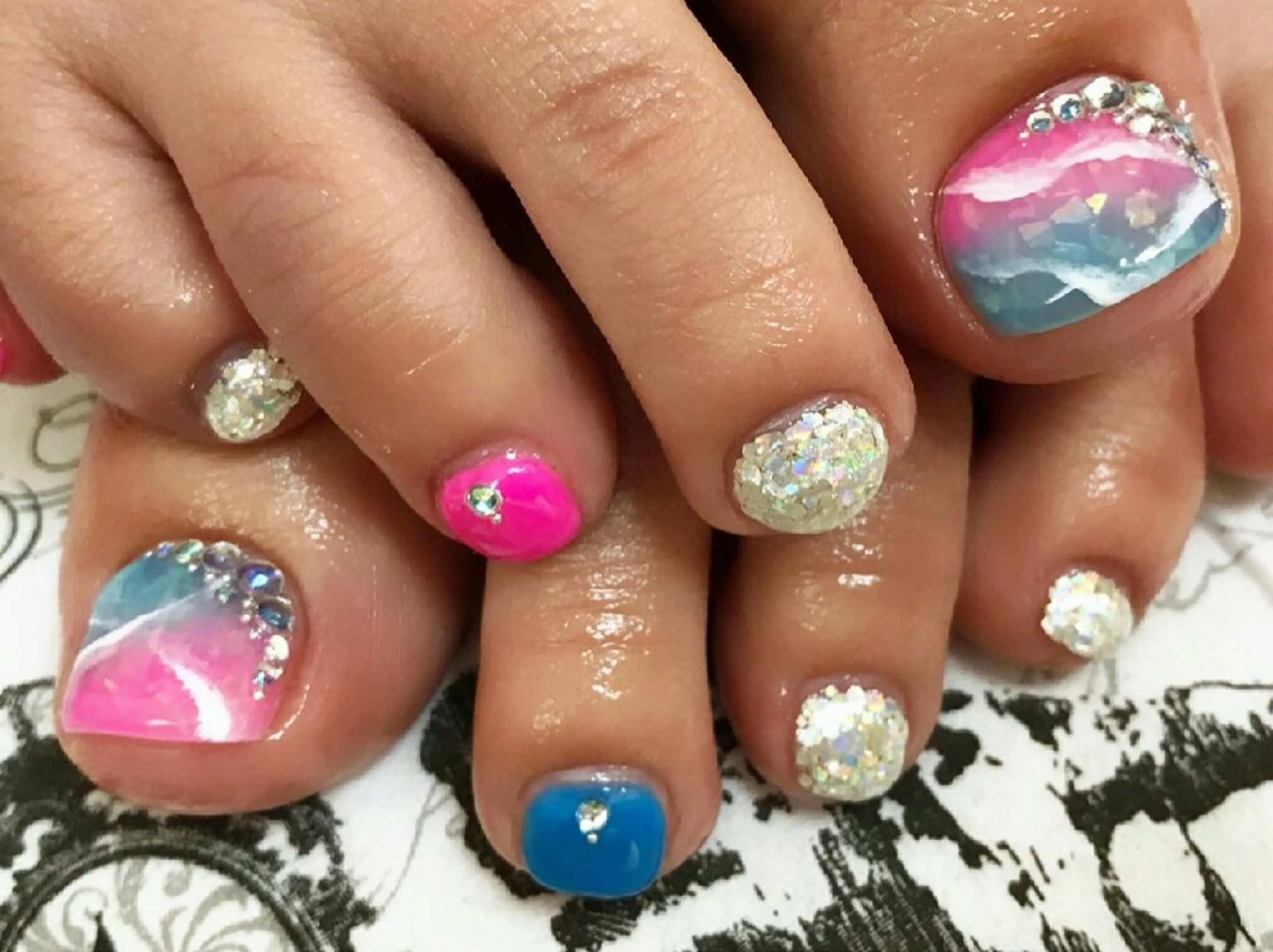 ネイル フットネイル ジェルネイル グラデーション ホログラムネイル 夏ネイル フットネイル PrivateSalon Jupiter所属・Jupiter .のネイルデザイン